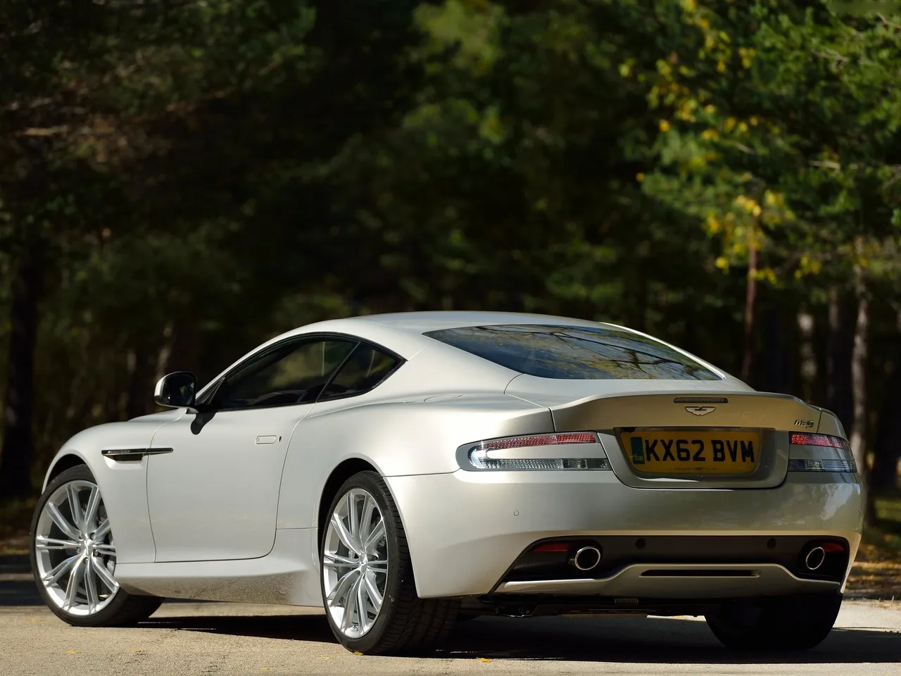 Aston Martin DB9 (2013) – zadní tříčtvrteční pohled