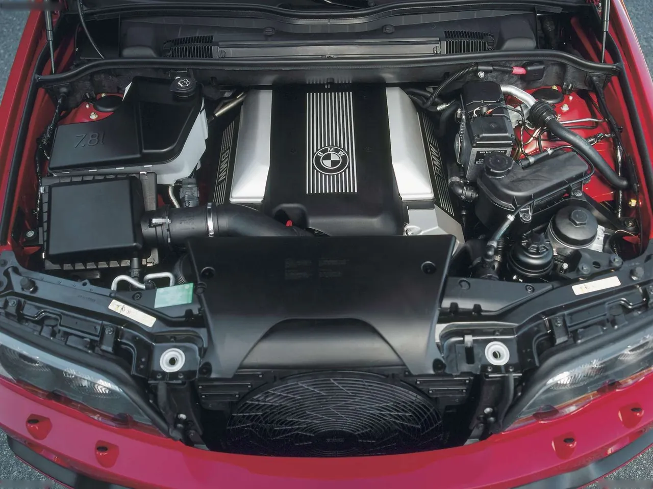 BMW X5 4.6is (2002) – motorový prostor