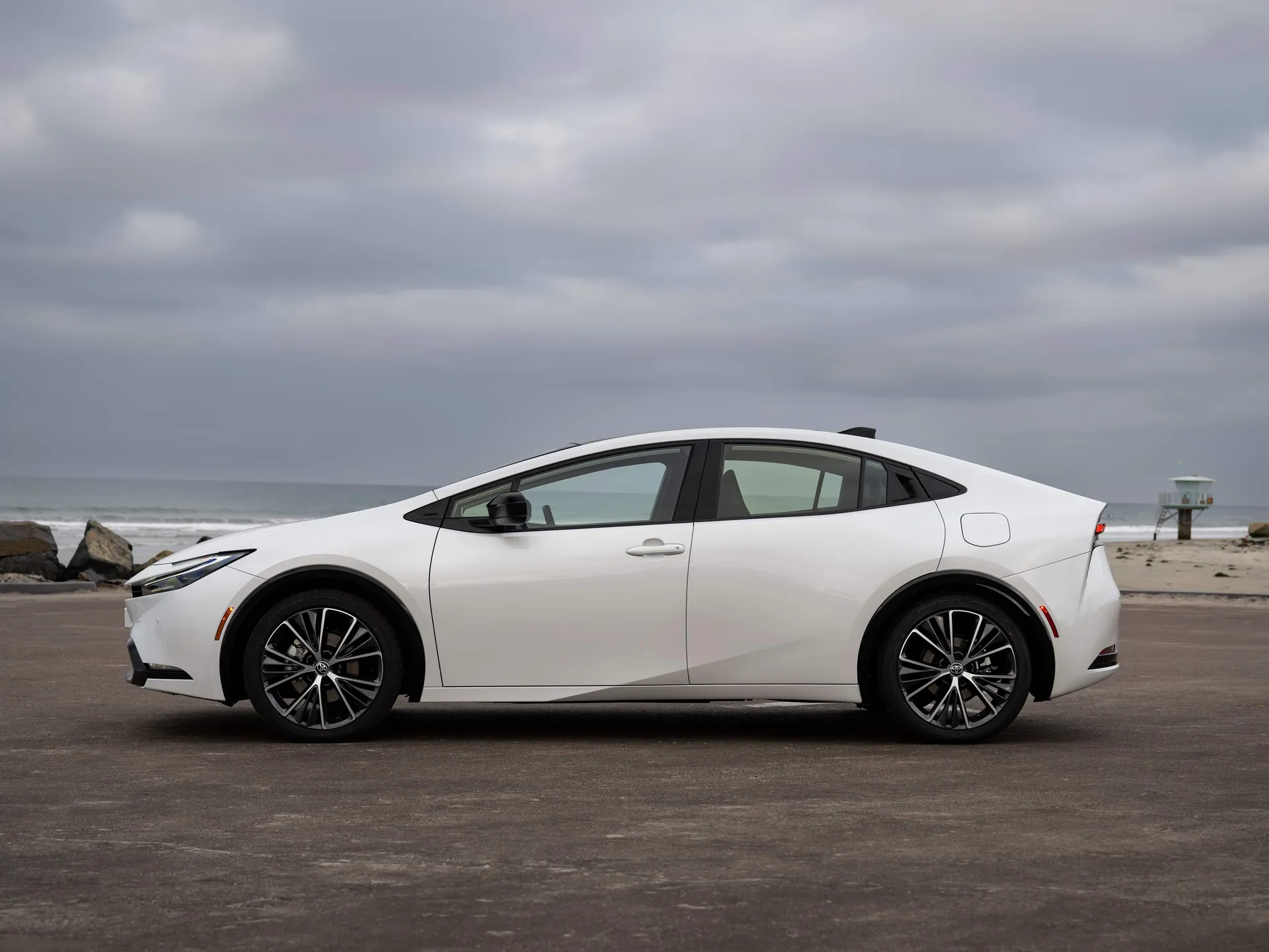 Toyota Prius [US] (2023) – boční profil