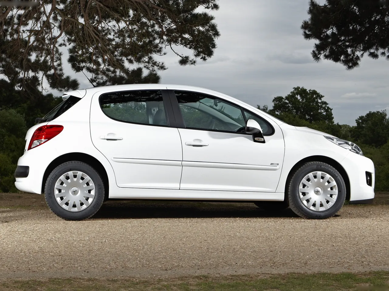 Peugeot 207 (2010) – boční profil