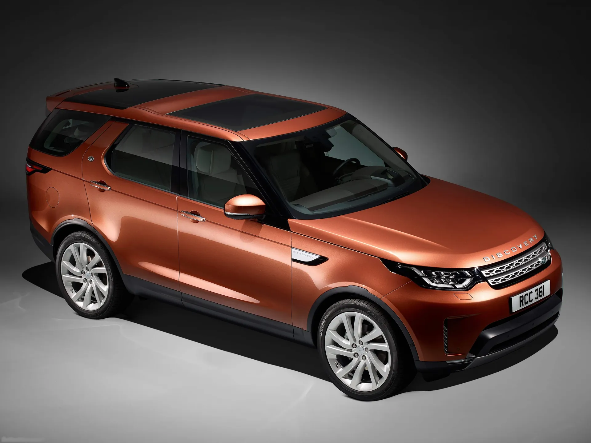 Land Rover Discovery (2017) - Front Three-Quarter