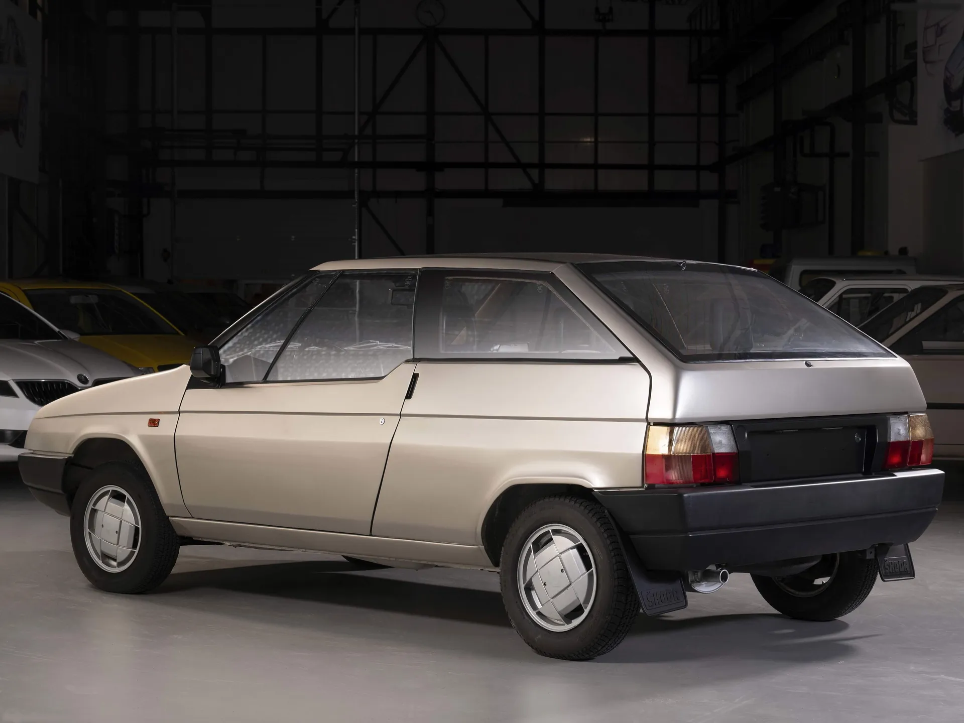 Skoda 783 Concept (1987) – zadní tříčtvrteční pohled