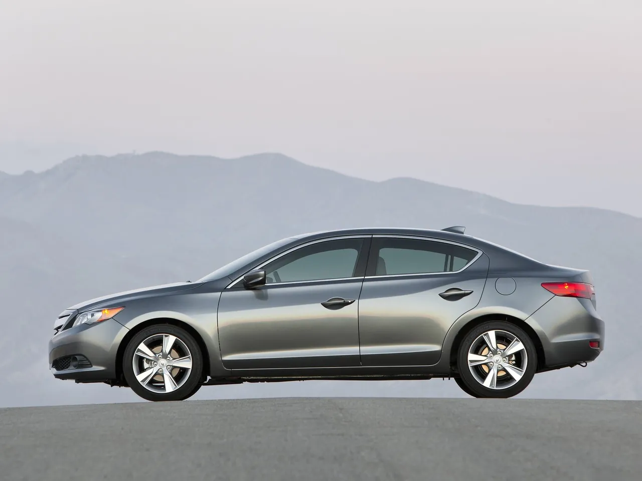 Acura ILX (2013) – boční profil