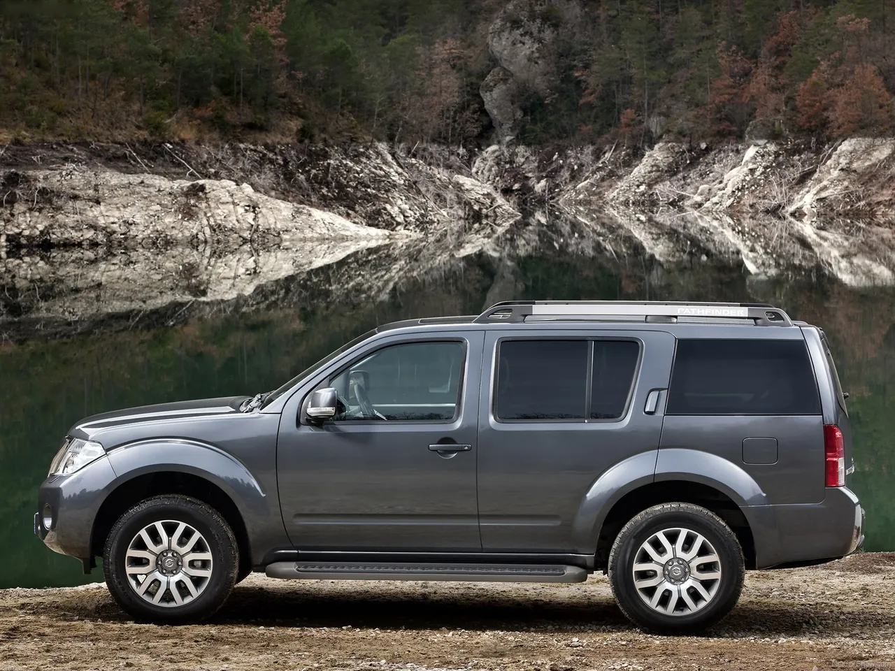 Nissan Pathfinder (2010) – boční profil