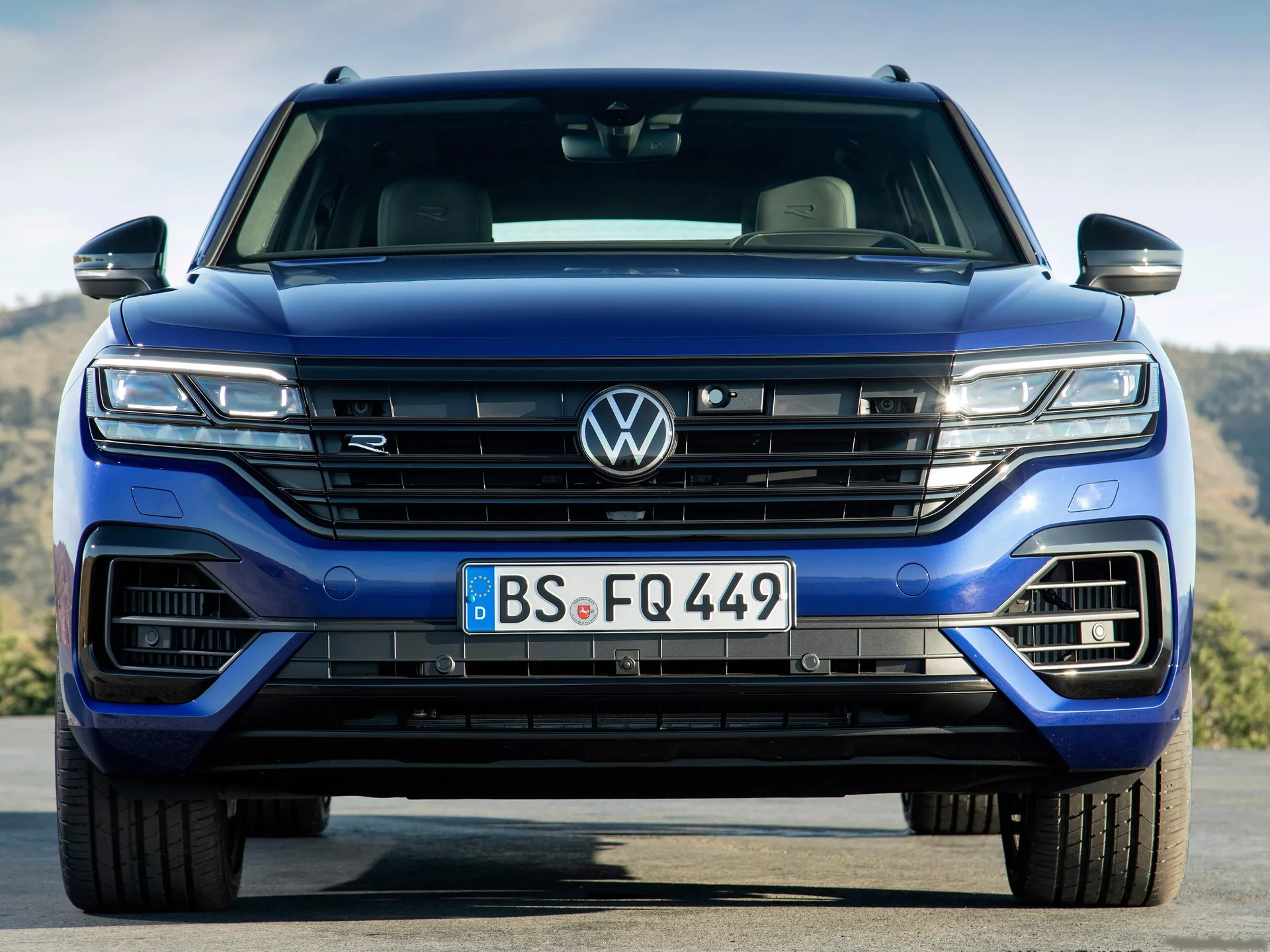 Volkswagen Touareg R (2021) - Front