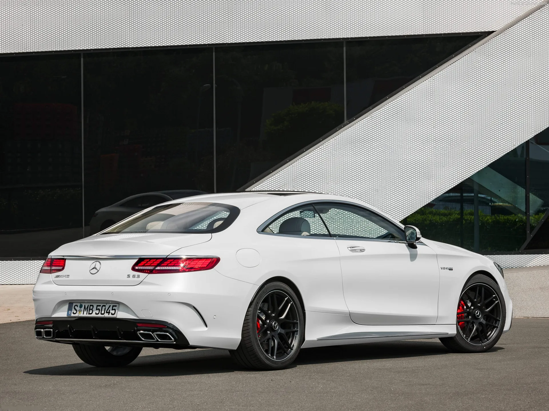 Mercedes-Benz S63 AMG Coupe (2018) – zadní tříčtvrteční pohled