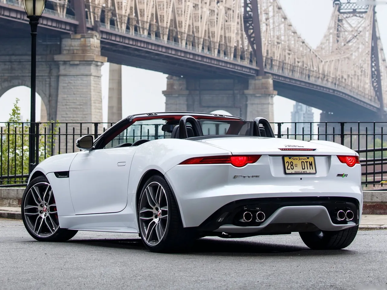 Jaguar F-Type (2016) – zadní tříčtvrteční pohled