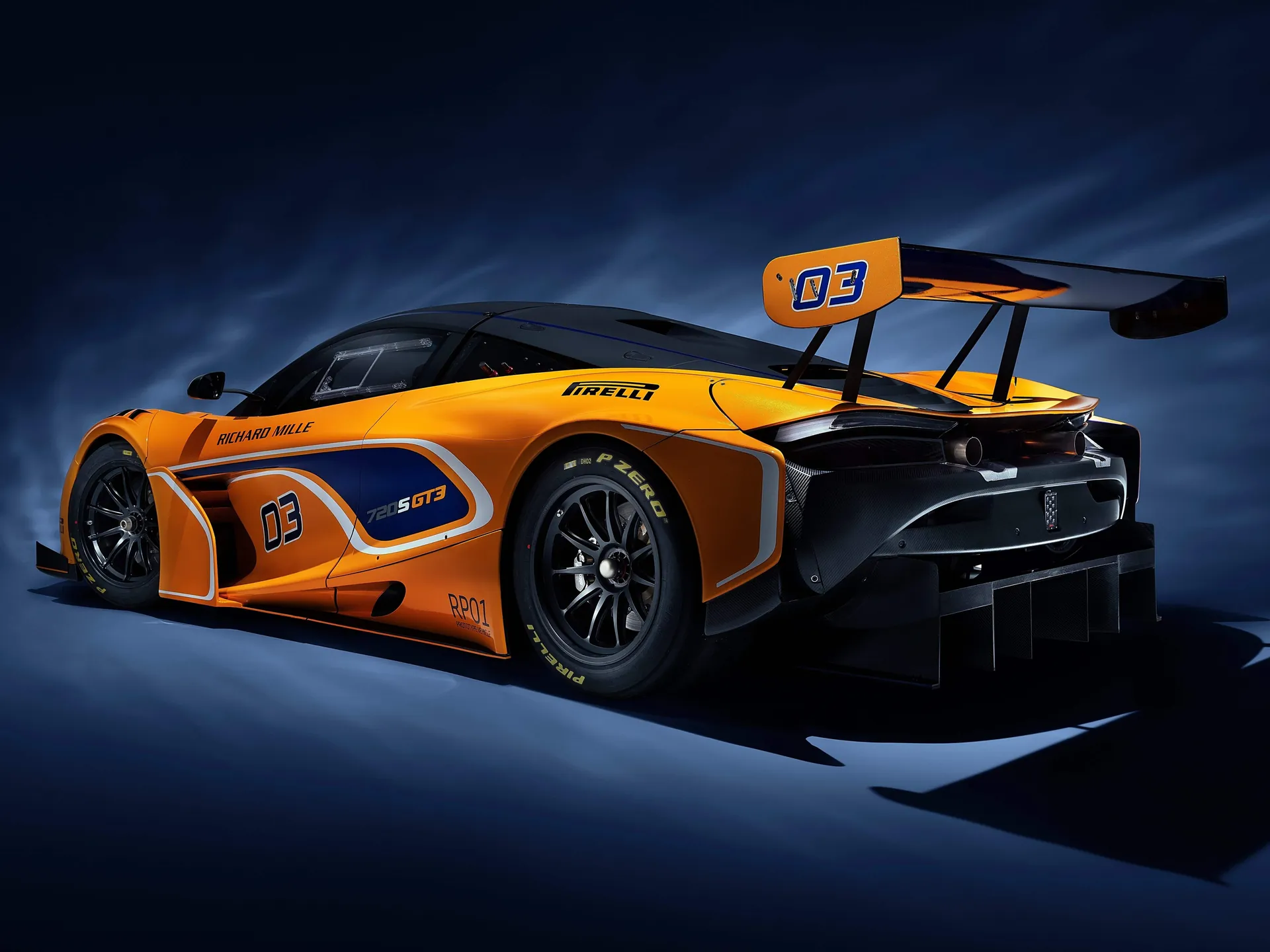 McLaren 720S GT3 (2019) – zadní tříčtvrteční pohled
