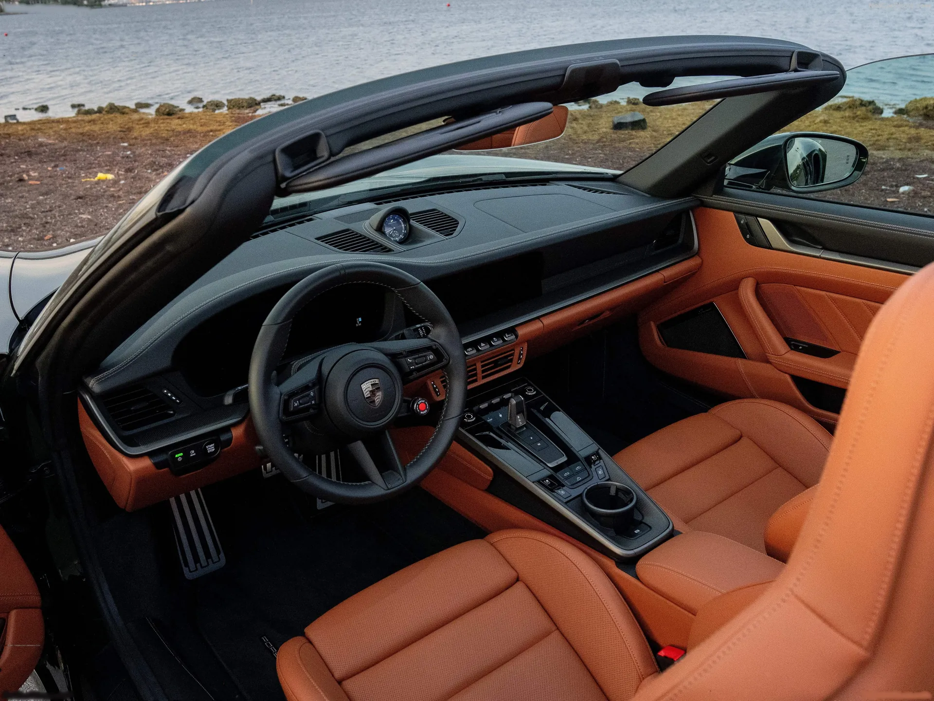 Porsche 911 Turbo S Cabriolet [US] (2026) – interiér