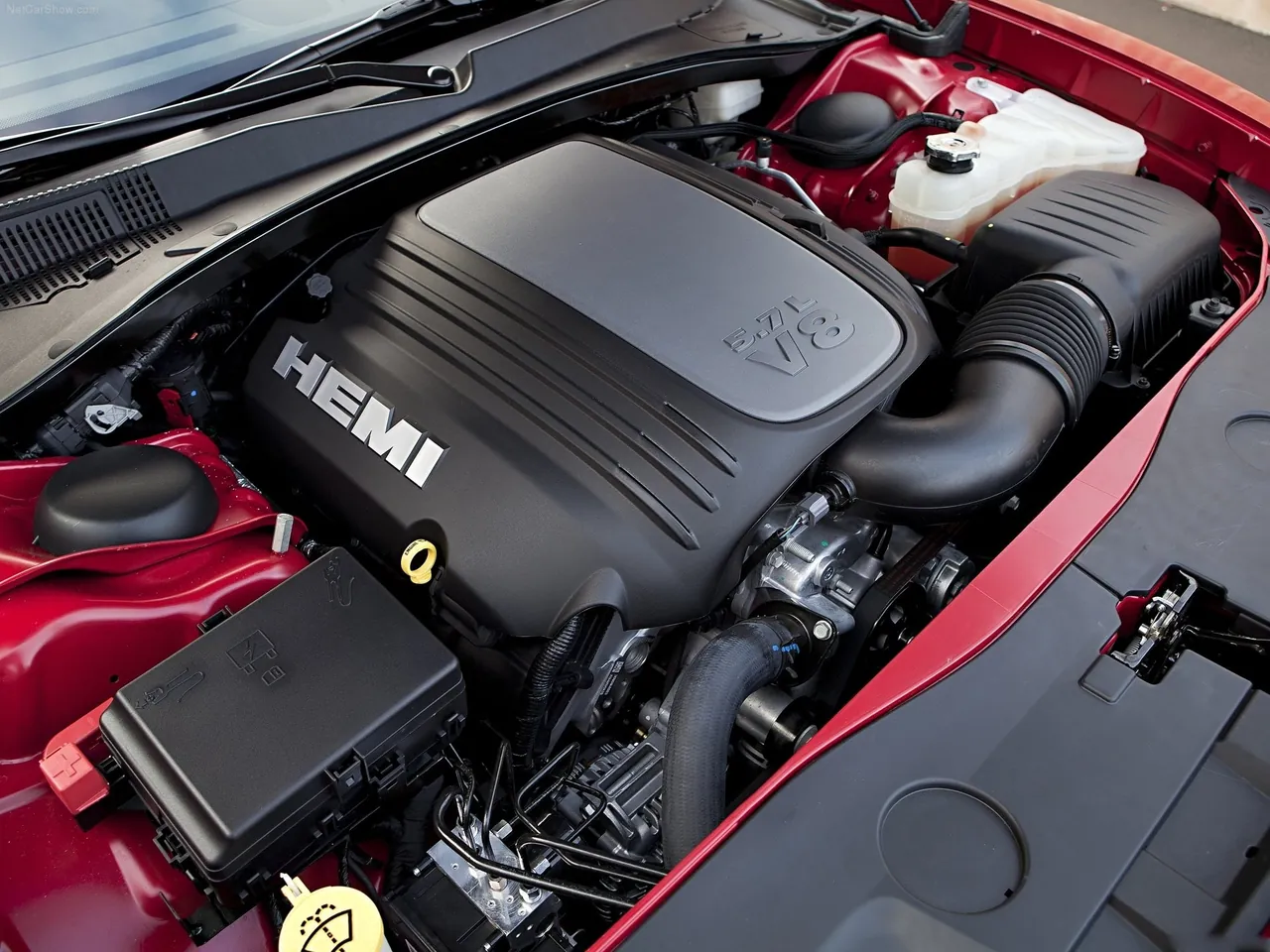 Dodge Charger (2011) – motorový prostor