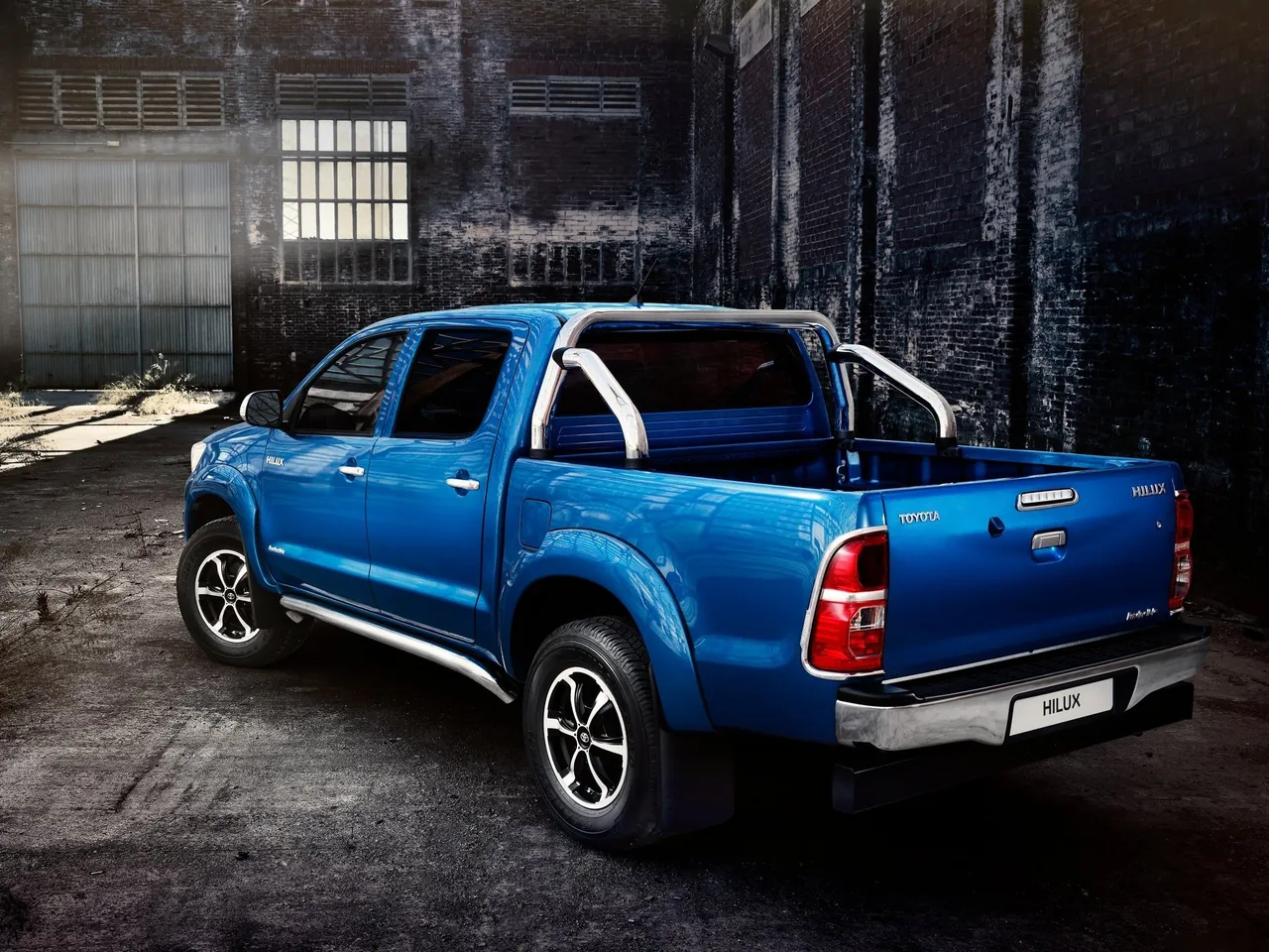 Toyota Hilux Invincible (2014) – zadní tříčtvrteční pohled