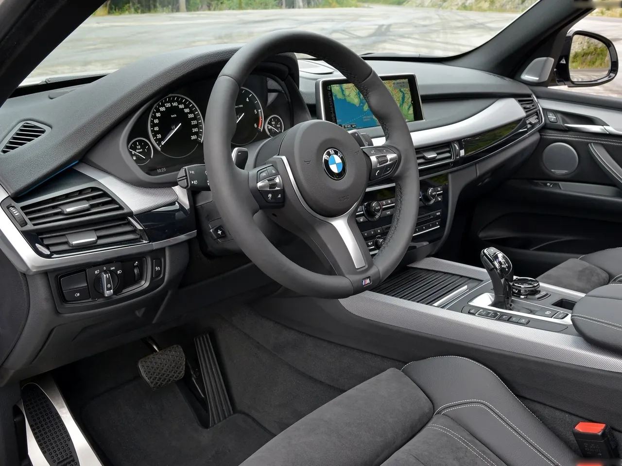 BMW X5 M50d (2014) – interiér