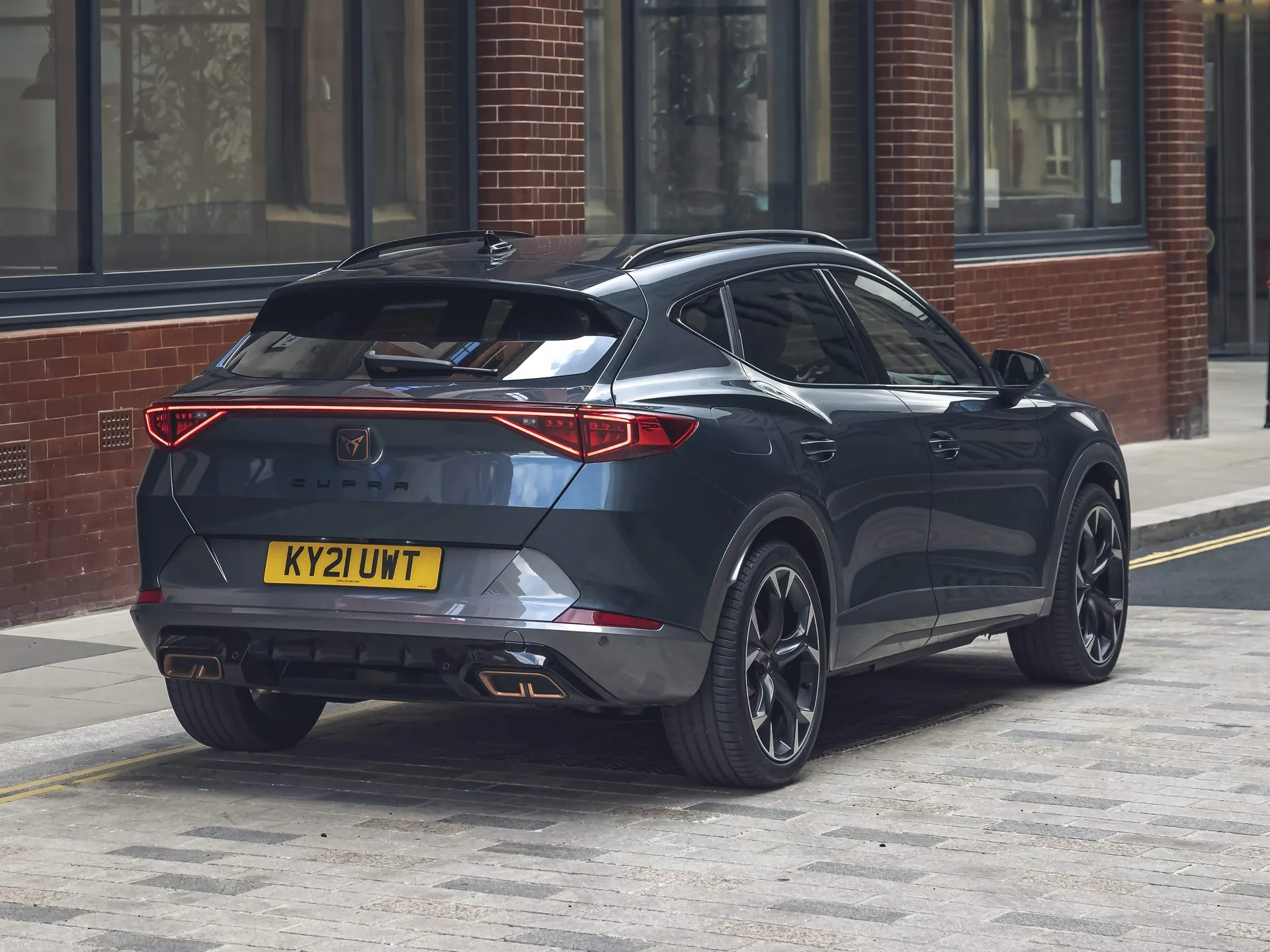 Cupra Formentor e-Hybrid [UK] (2021) – zadní tříčtvrteční pohled