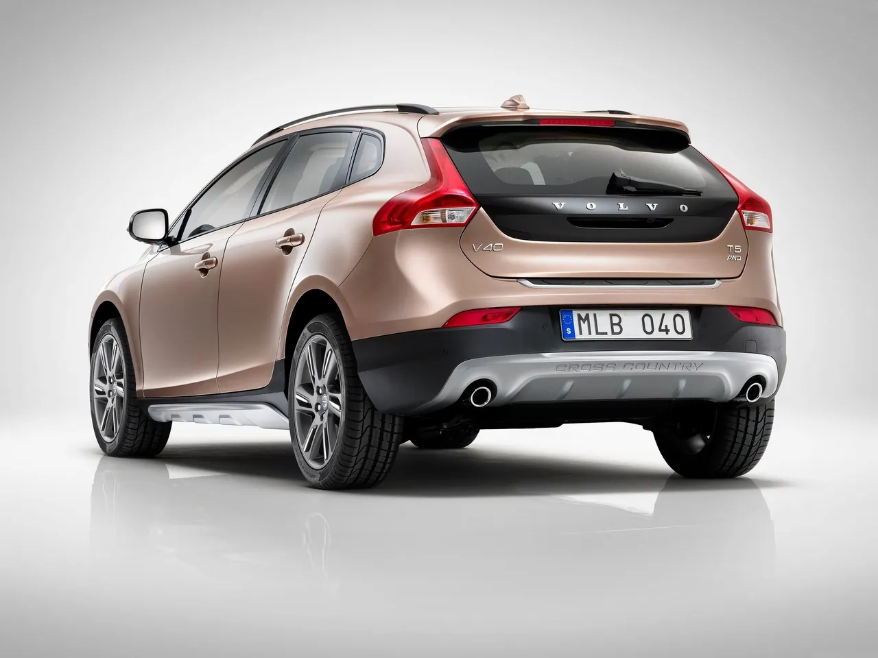 Volvo V40 Cross Country (2013) – zadní tříčtvrteční pohled