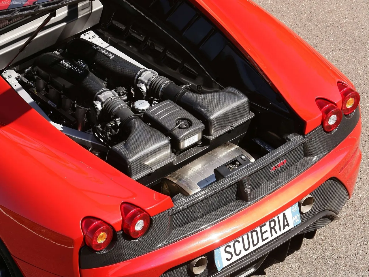 Ferrari 430 Scuderia (2008) – motorový prostor