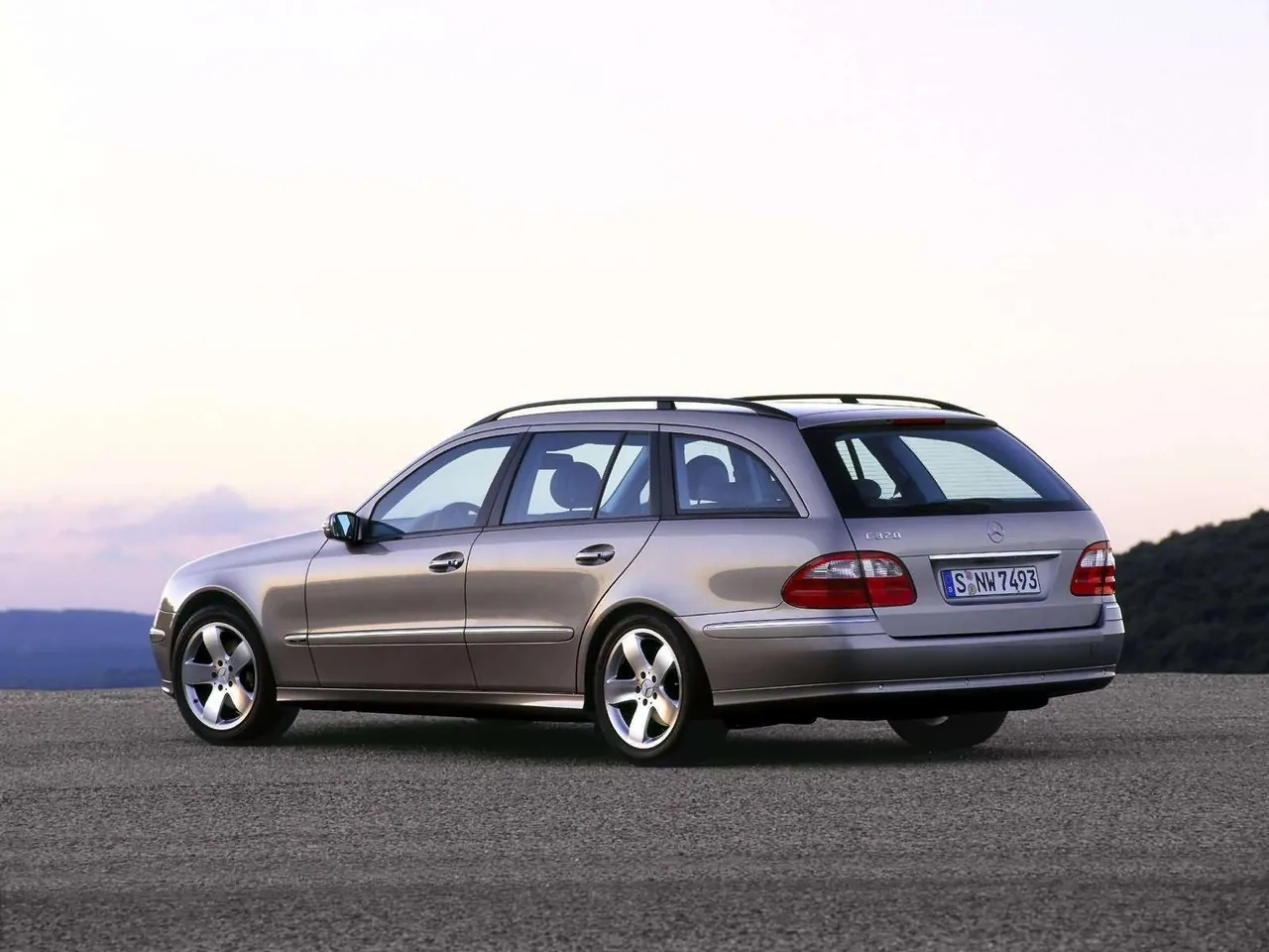 Mercedes-Benz E320 Estate Avantgarde (2003) – zadní tříčtvrteční pohled
