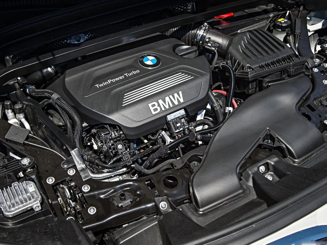 BMW X1 (2016) – motorový prostor