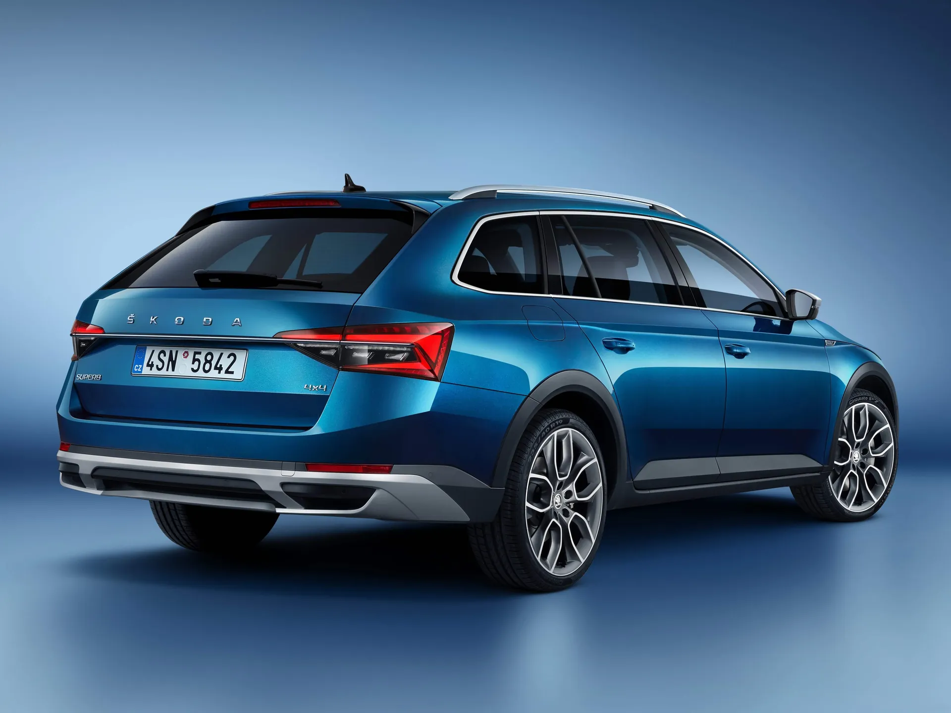 Skoda Superb Scout (2020) – zadní tříčtvrteční pohled