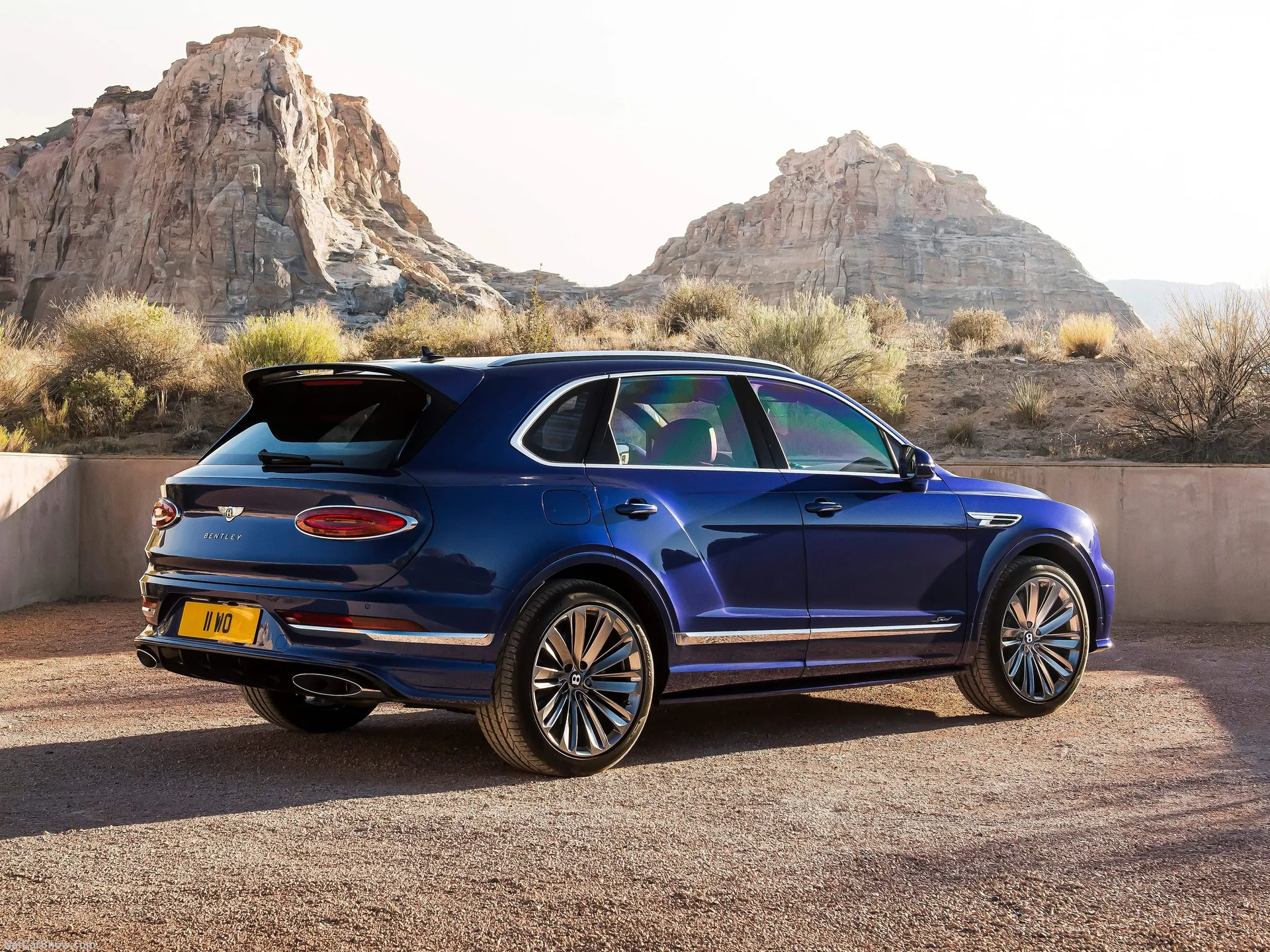 Bentley Bentayga Speed (2021) – zadní tříčtvrteční pohled