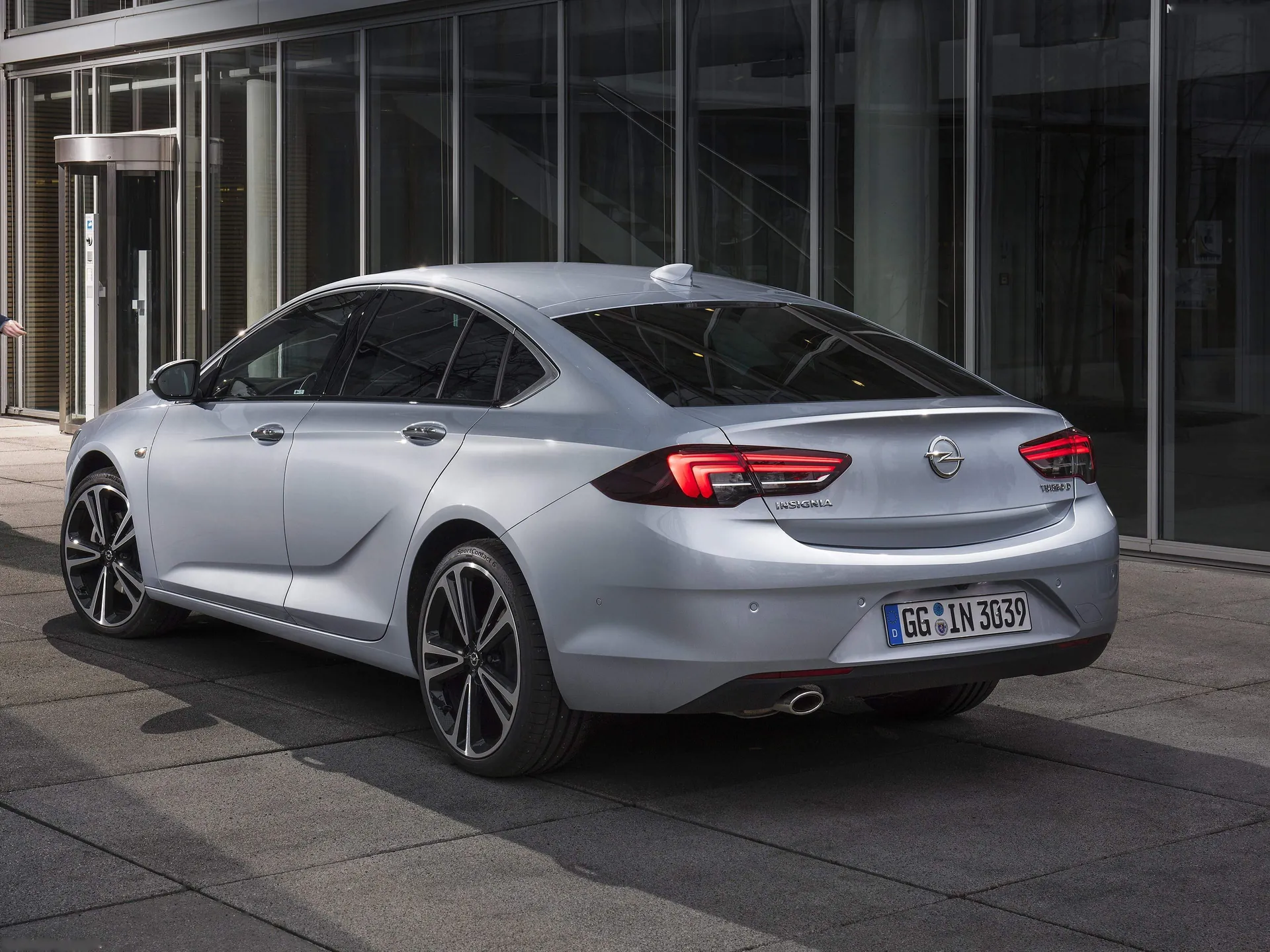 Opel Insignia Grand Sport (2017) – zadní tříčtvrteční pohled