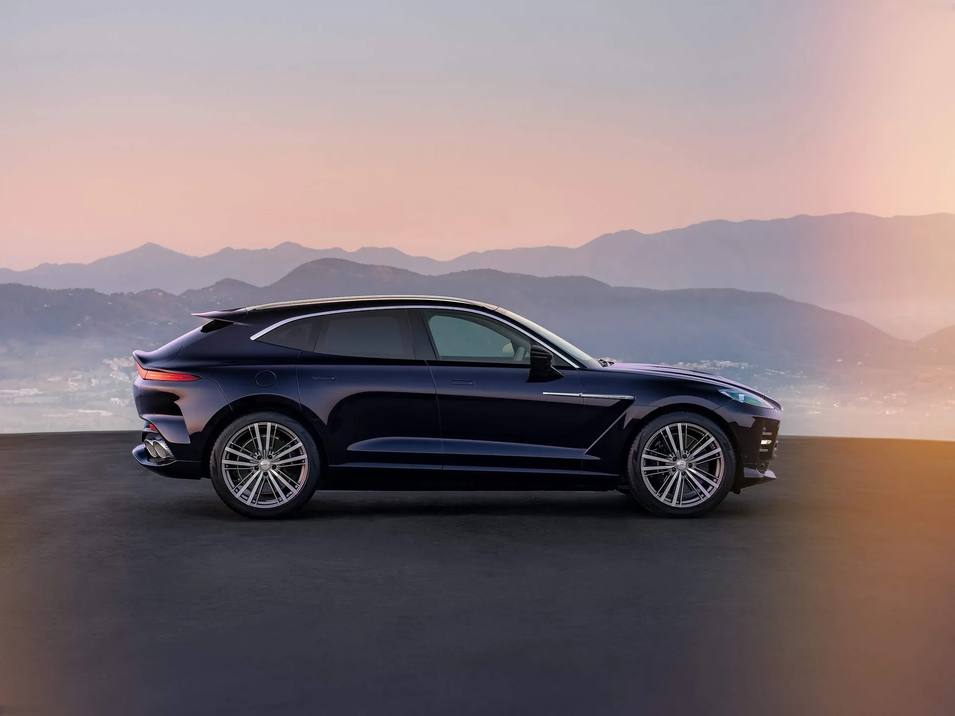 Aston Martin DBX GT (2027) – boční profil