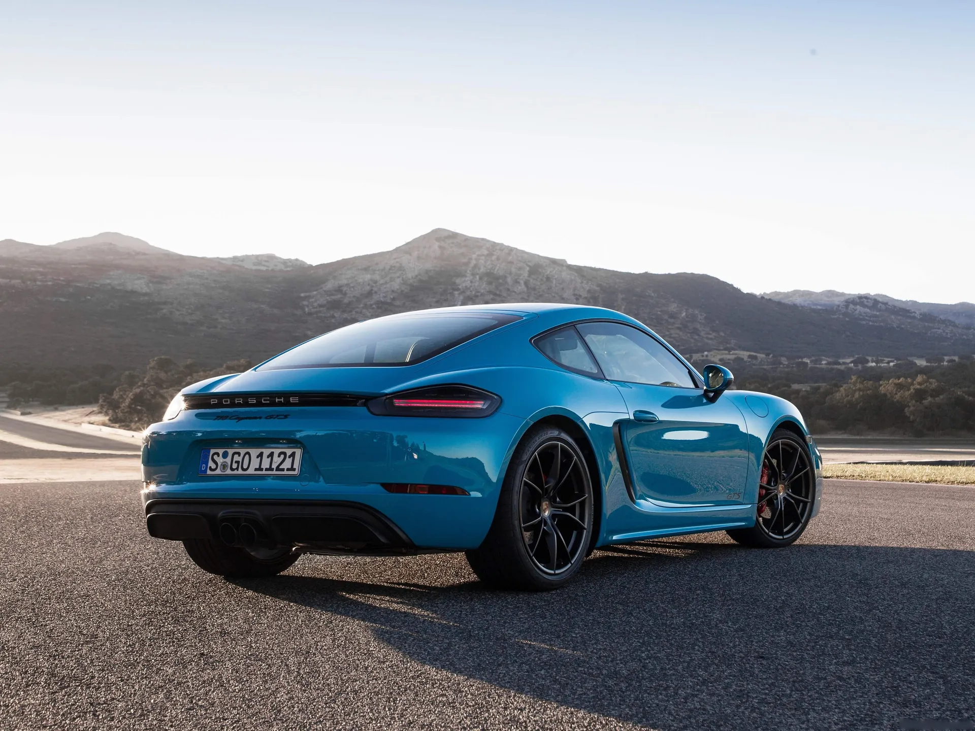 Porsche 718 Cayman GTS (2018) – zadní tříčtvrteční pohled