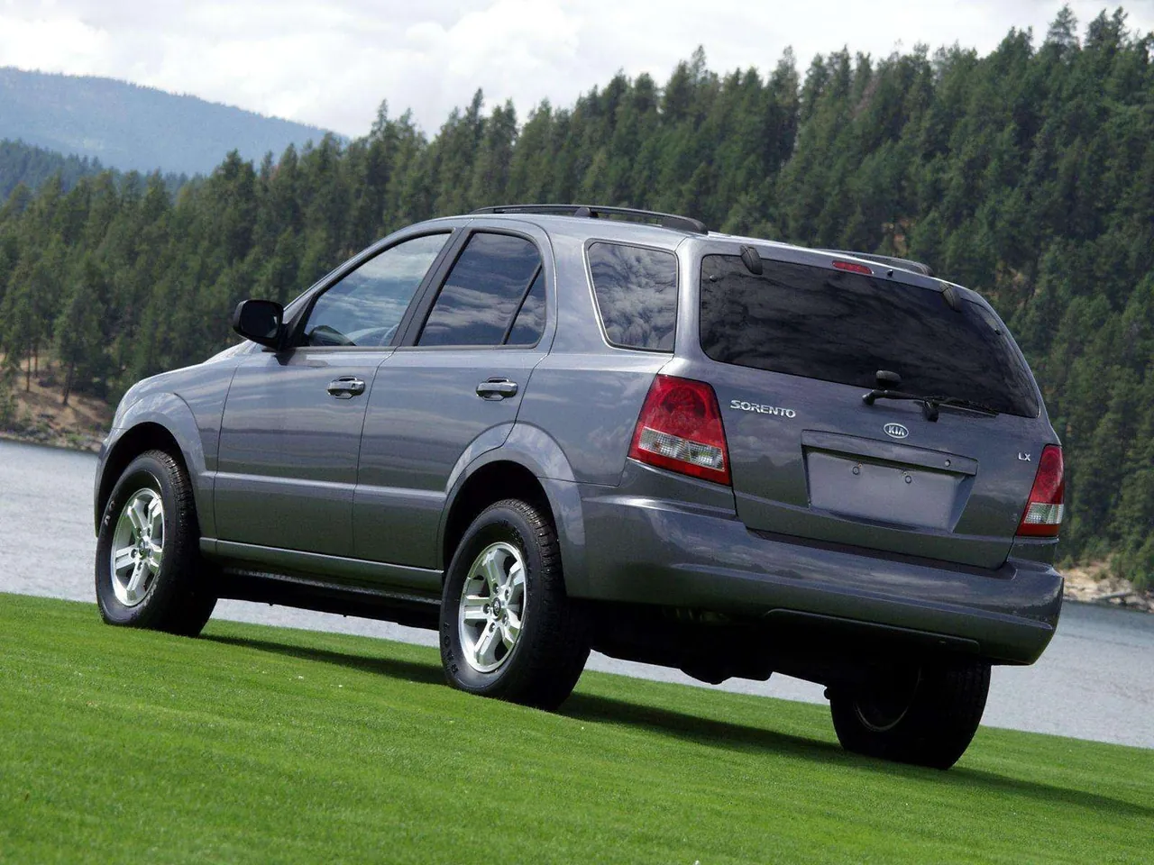 Kia Sorento (2003) – zadní tříčtvrteční pohled