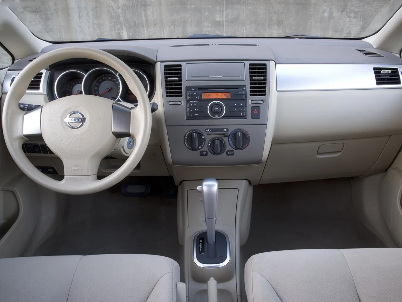 Nissan Versa Hatchback (2007) – interiér