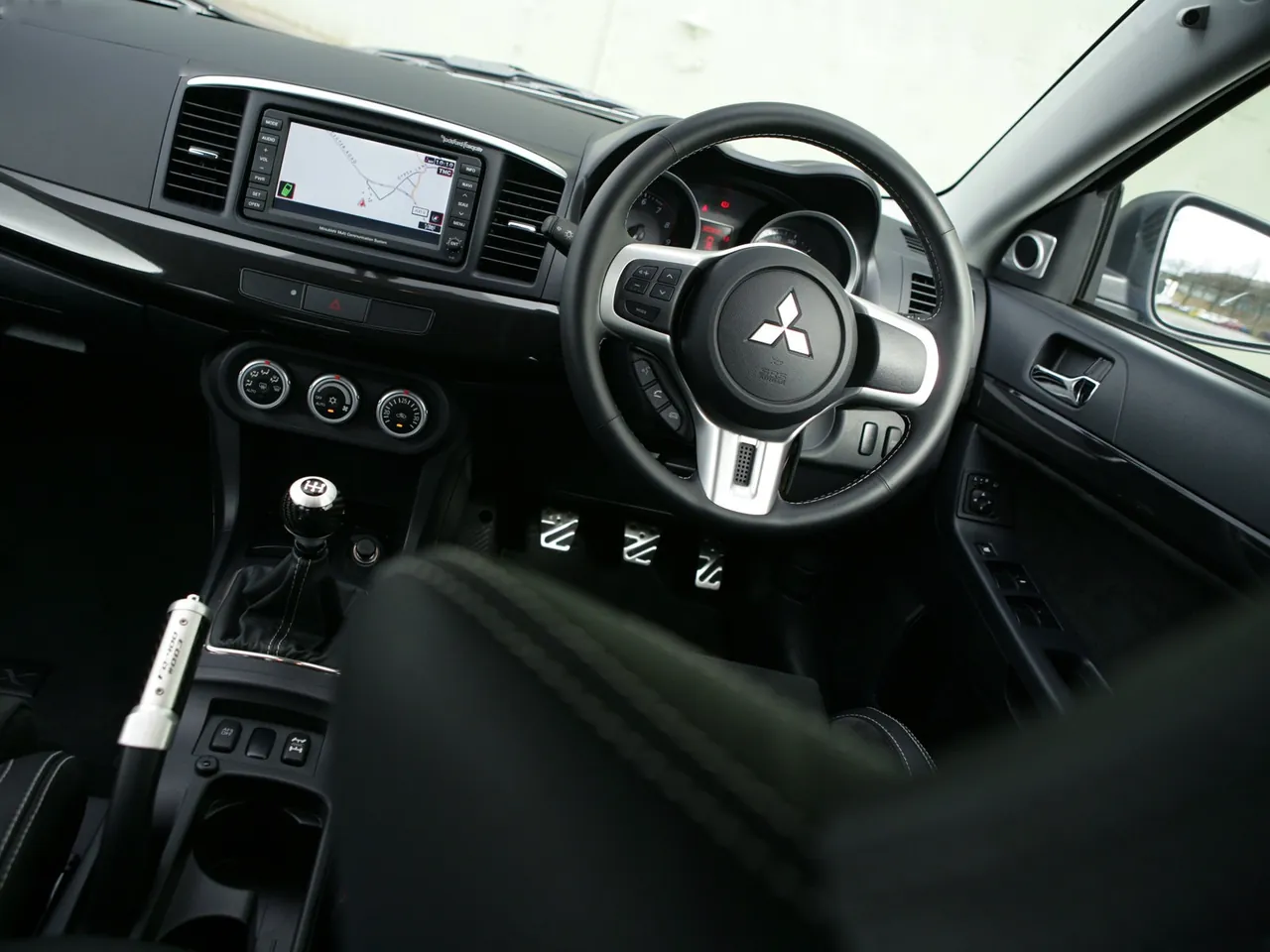 Mitsubishi Lancer Evolution X FQ-400 (2010) – interiér