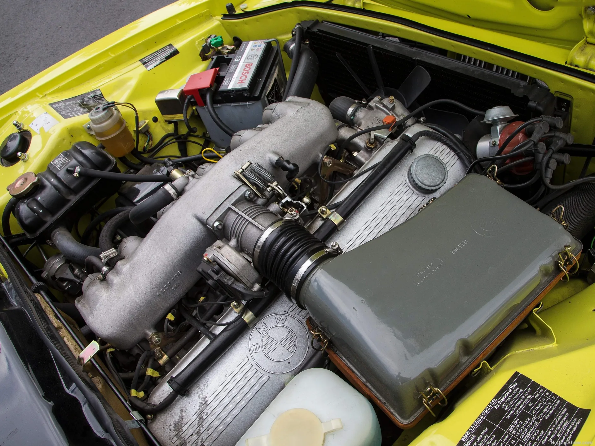 BMW 3.0 CSL (1972) – motorový prostor