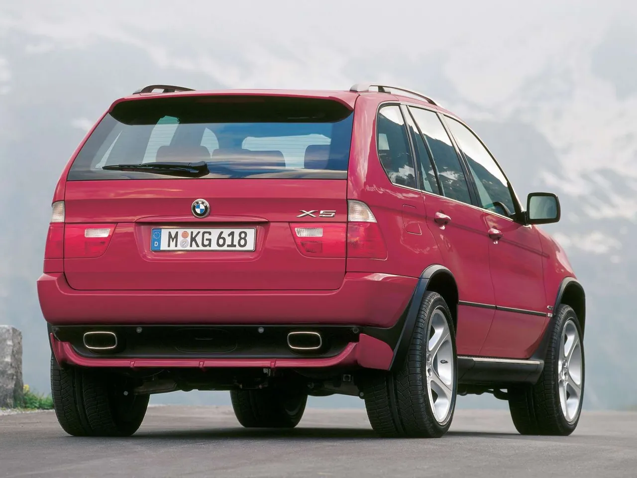 BMW X5 4.6is (2002) – zadní tříčtvrteční pohled
