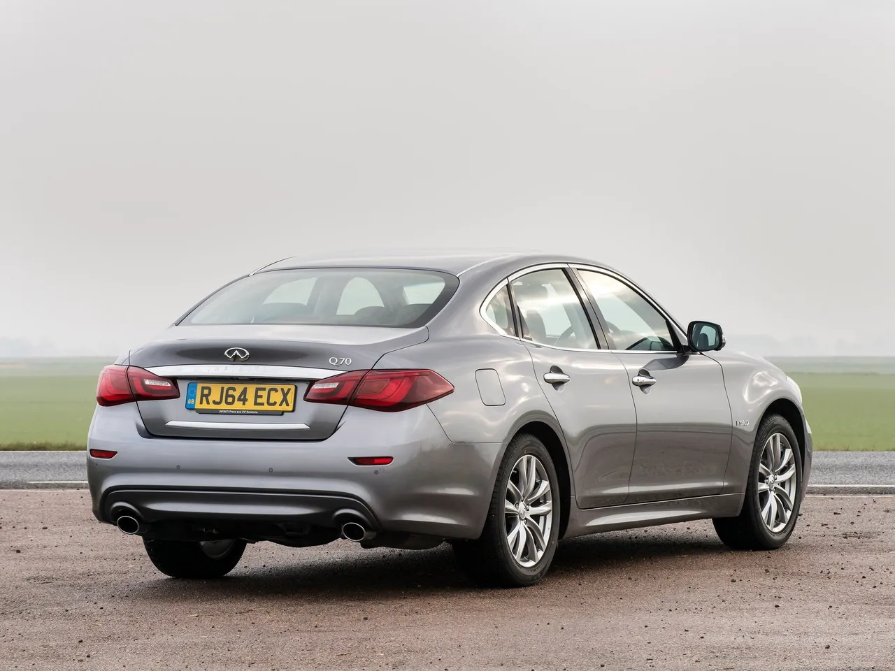 Infiniti Q70 (2015) – zadní tříčtvrteční pohled