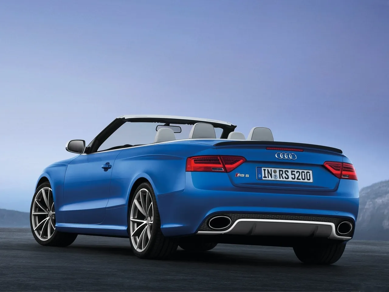 Audi RS5 Cabriolet (2014) – zadní tříčtvrteční pohled