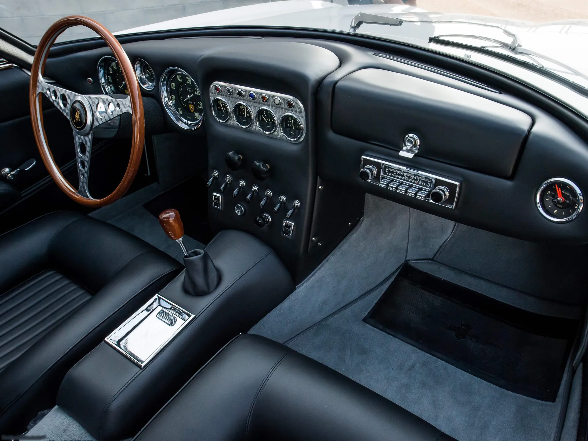 Lamborghini 350 GT (1964) – interiér