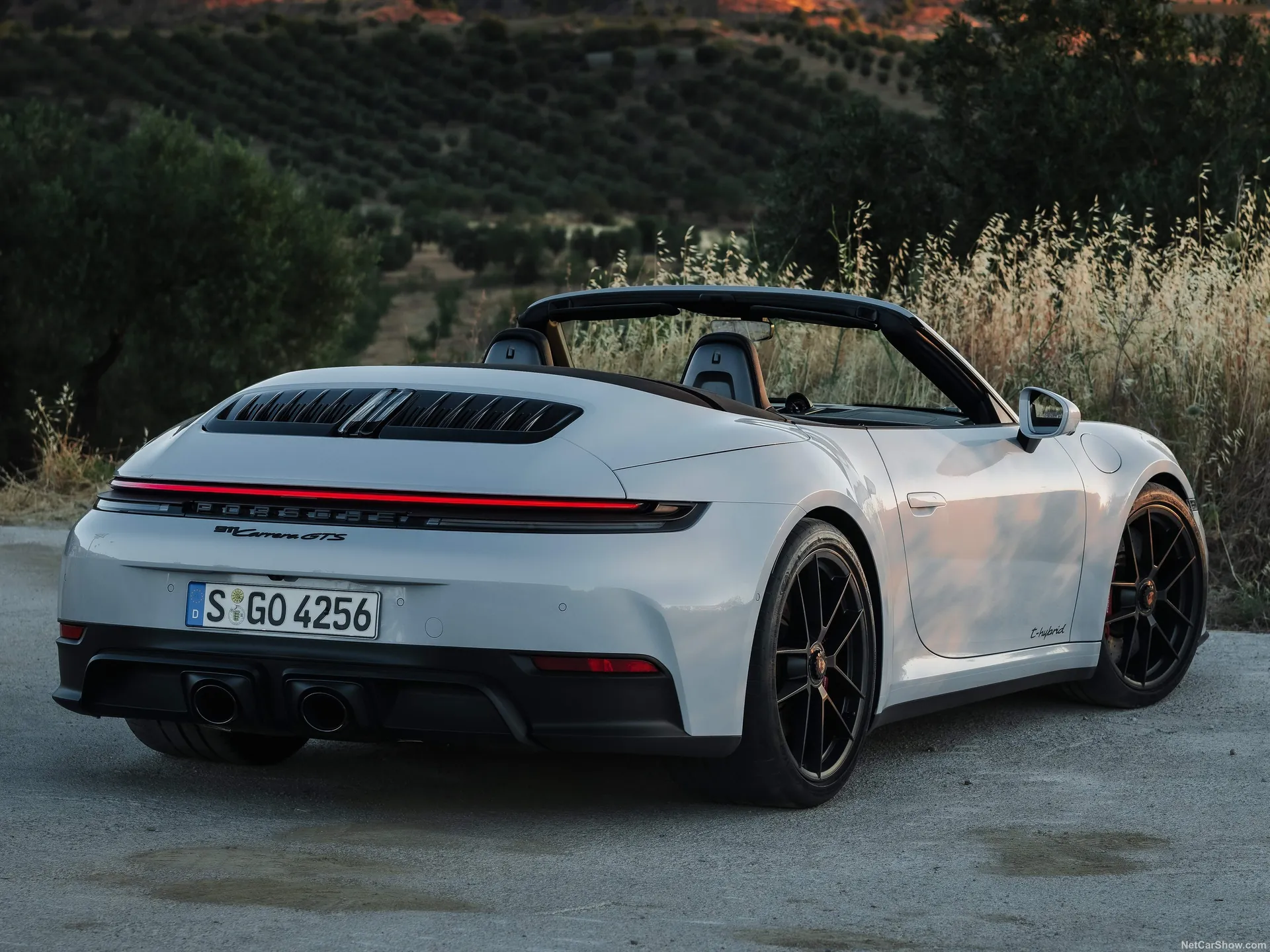 Porsche 911 Carrera GTS Cabriolet (2025) – zadní tříčtvrteční pohled
