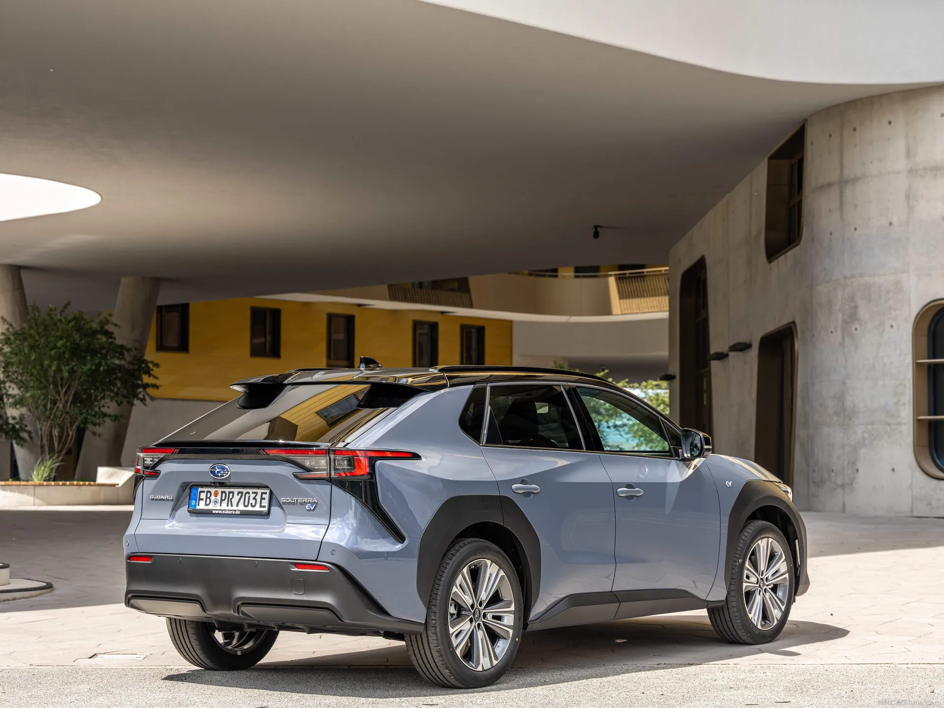 Subaru Solterra [EU] (2023) – zadní tříčtvrteční pohled