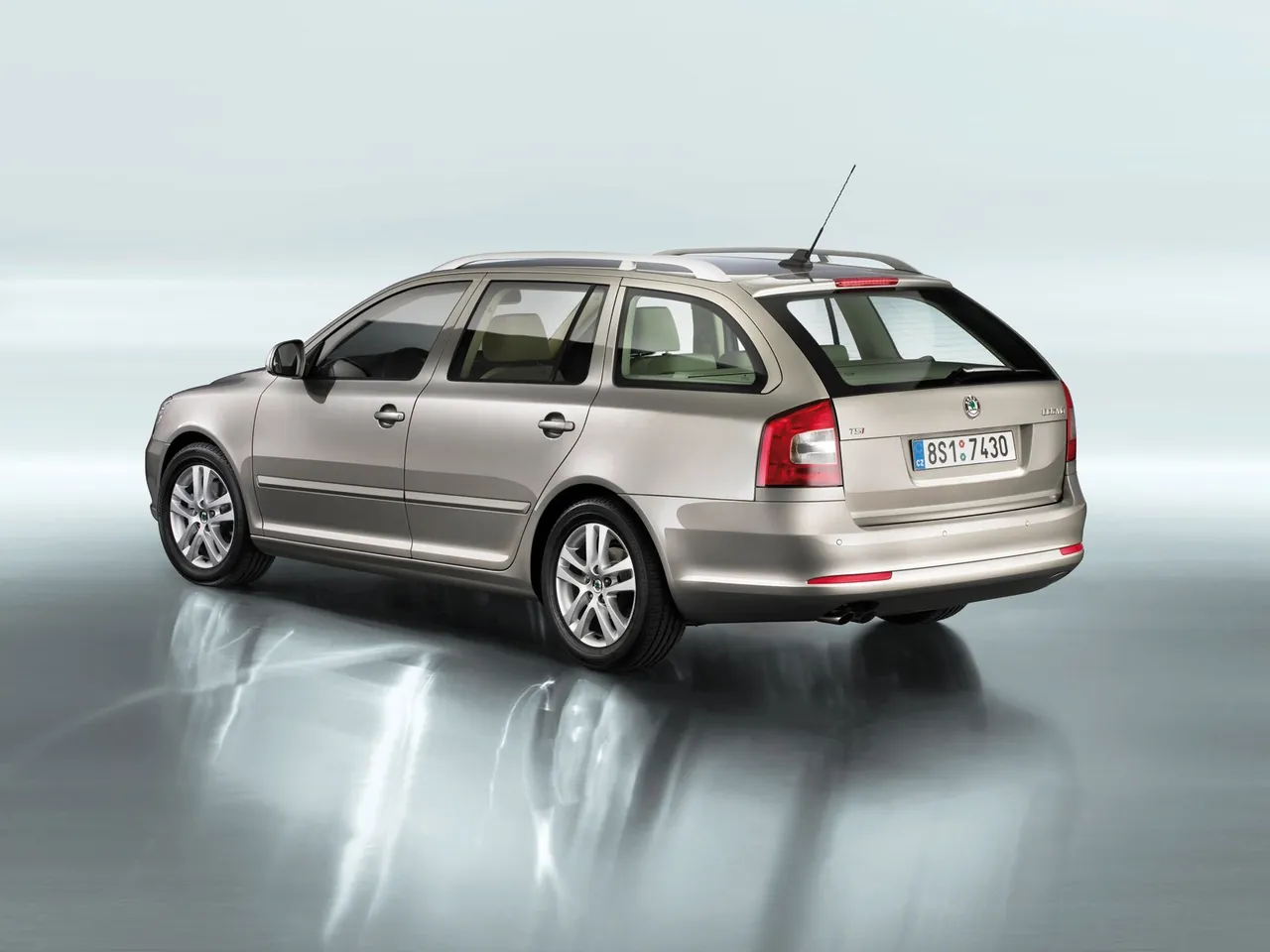 Skoda Octavia Combi (2009) – zadní tříčtvrteční pohled