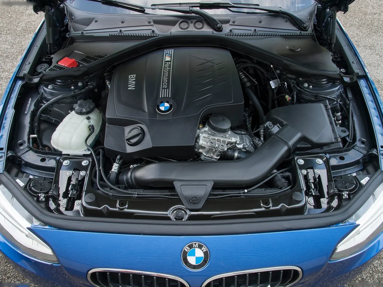 BMW M135i (2013) – motorový prostor