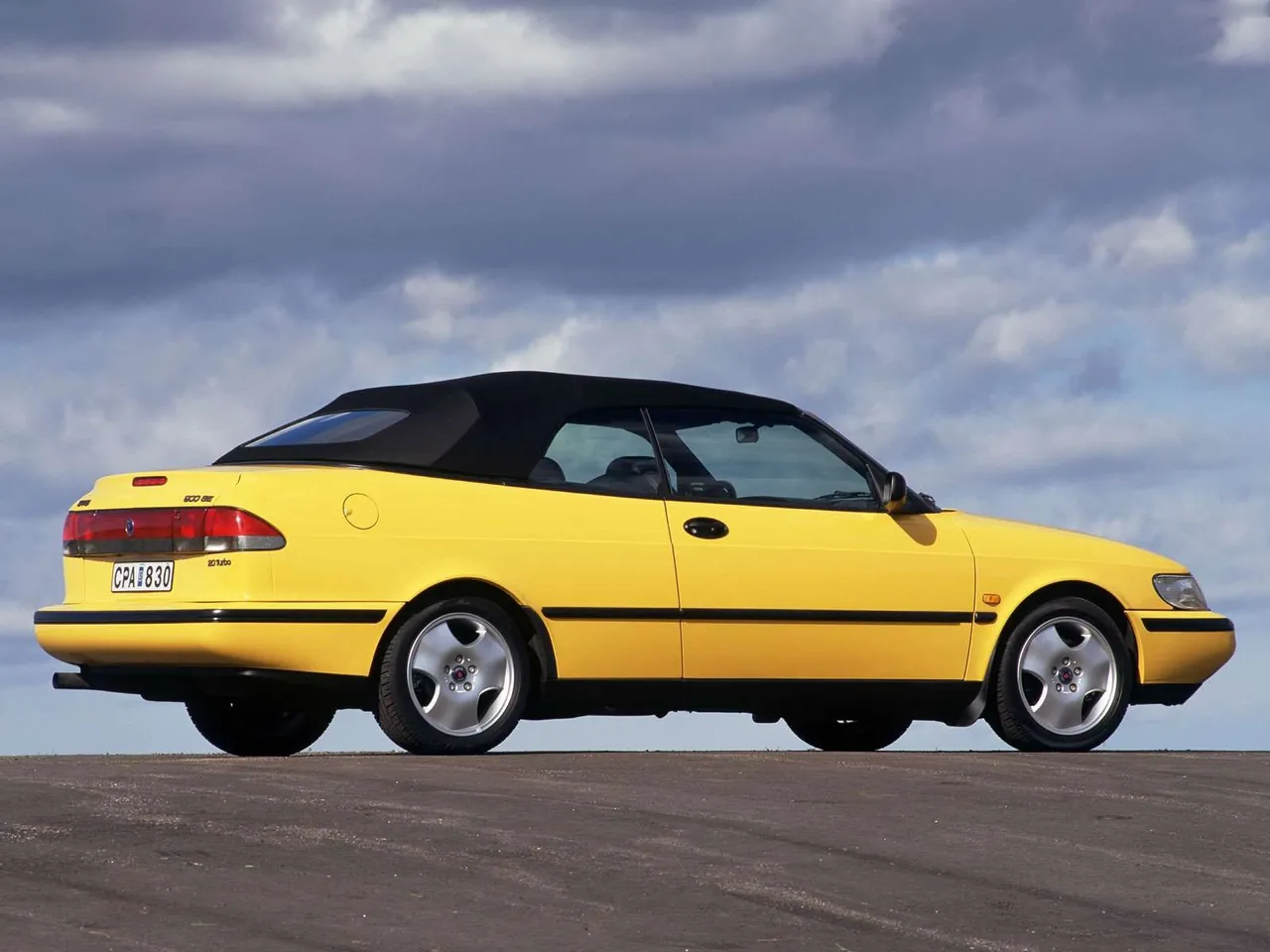 Saab 900 Convertible (1998) – zadní tříčtvrteční pohled