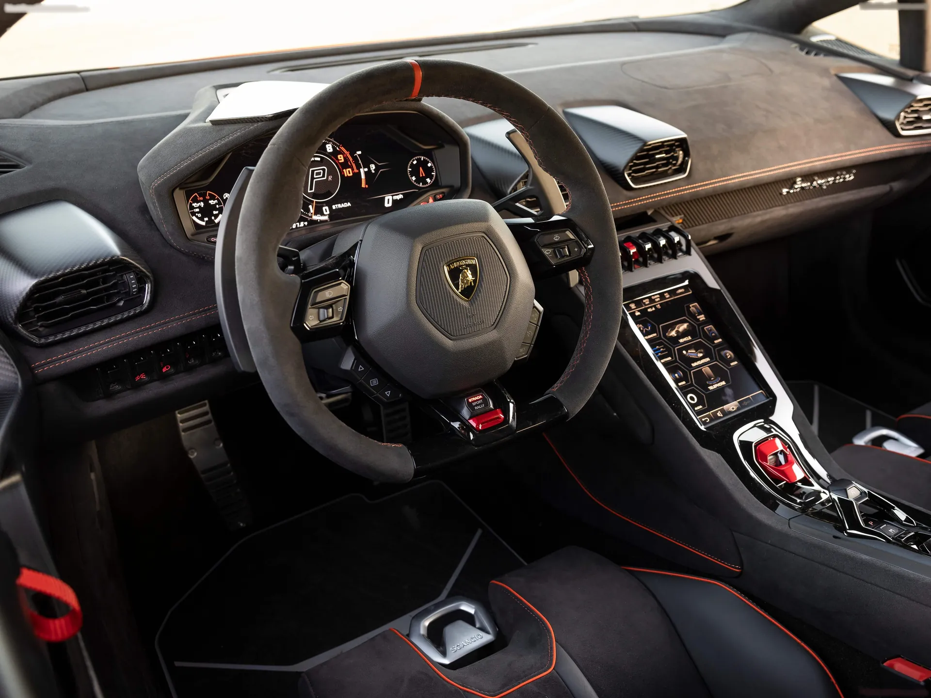 Lamborghini Huracan Sterrato (2024) – interiér