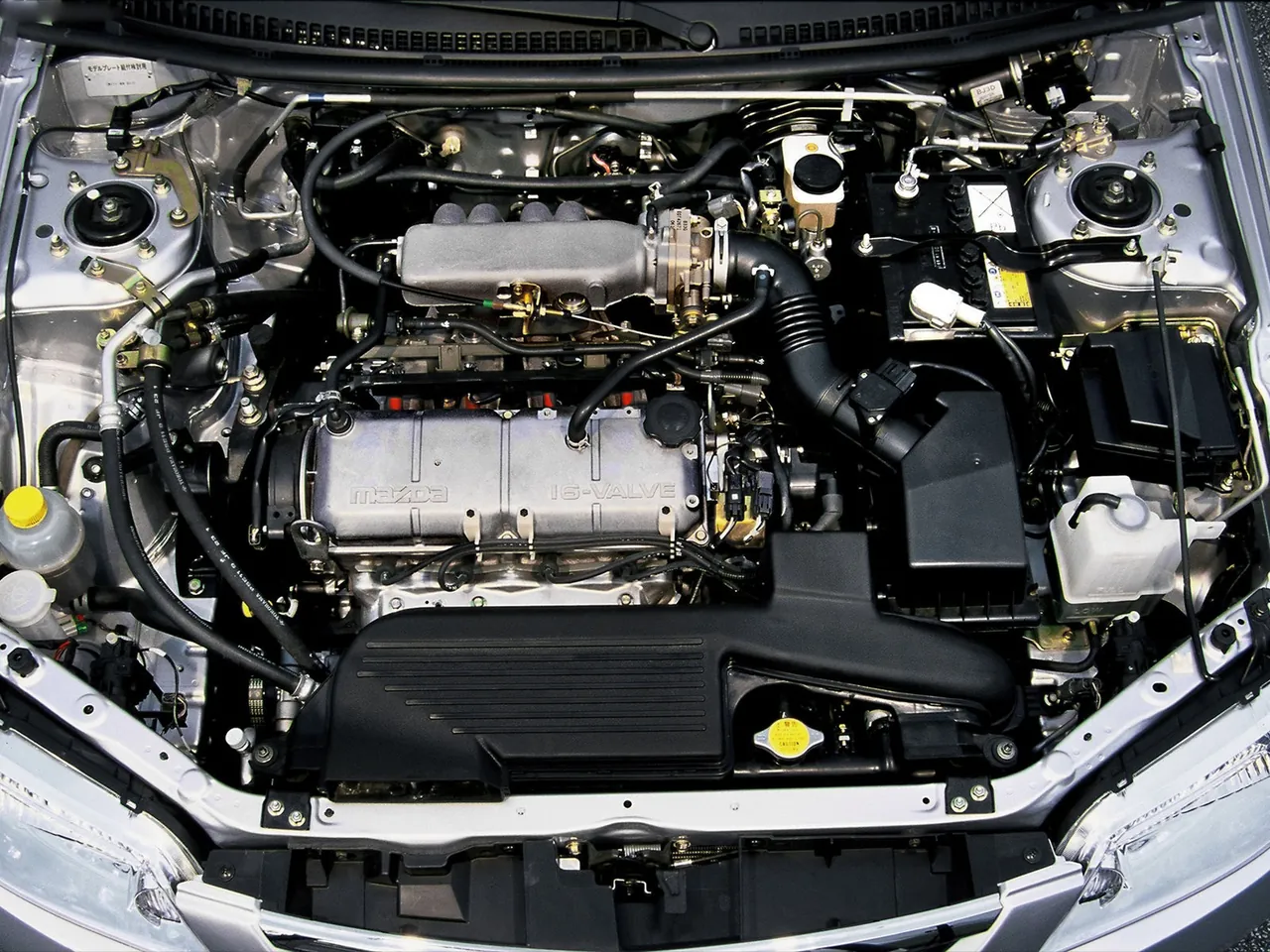 Mazda 323 (2000) – motorový prostor