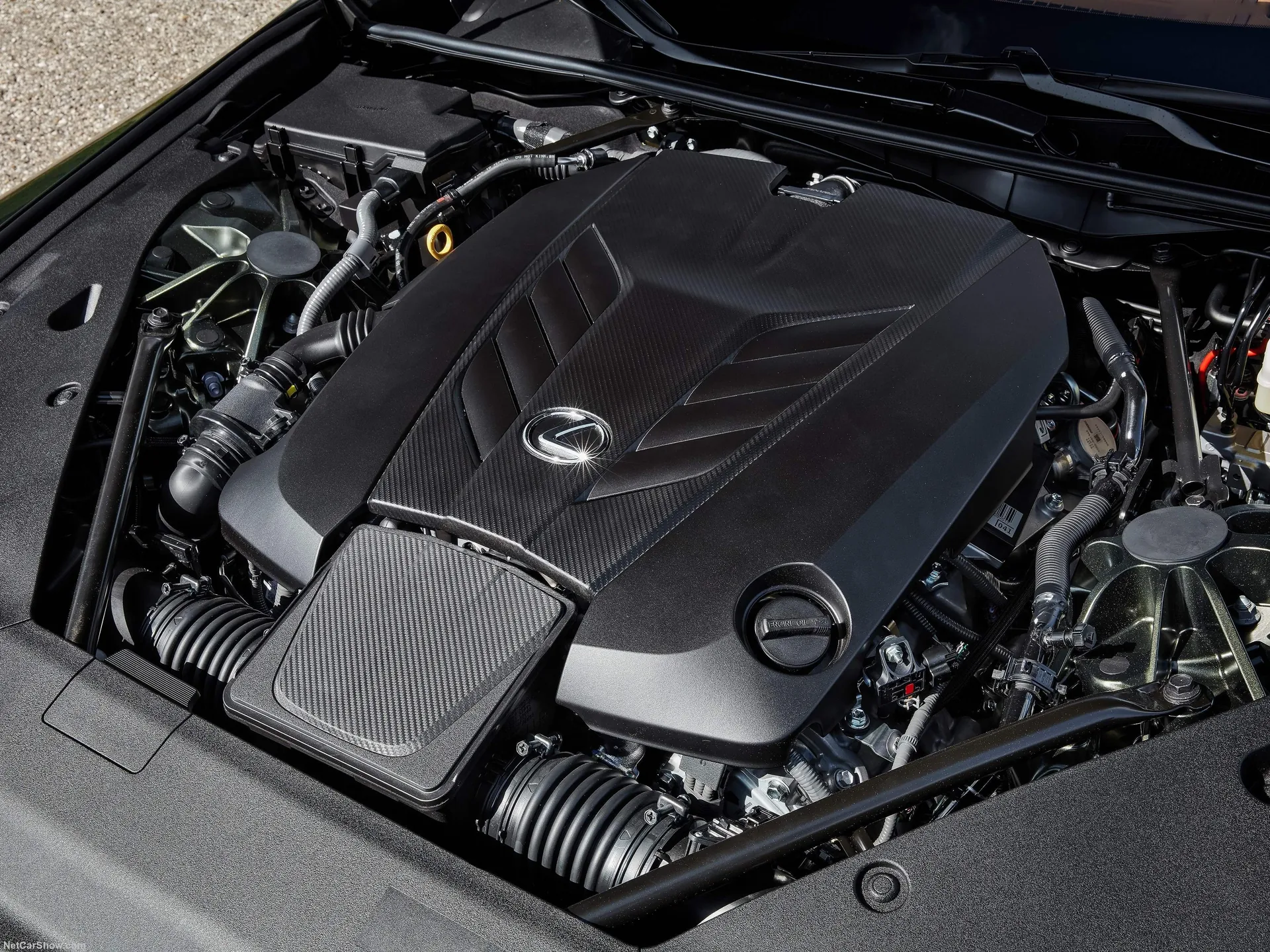 Lexus LC 500 Convertible (2021) – motorový prostor