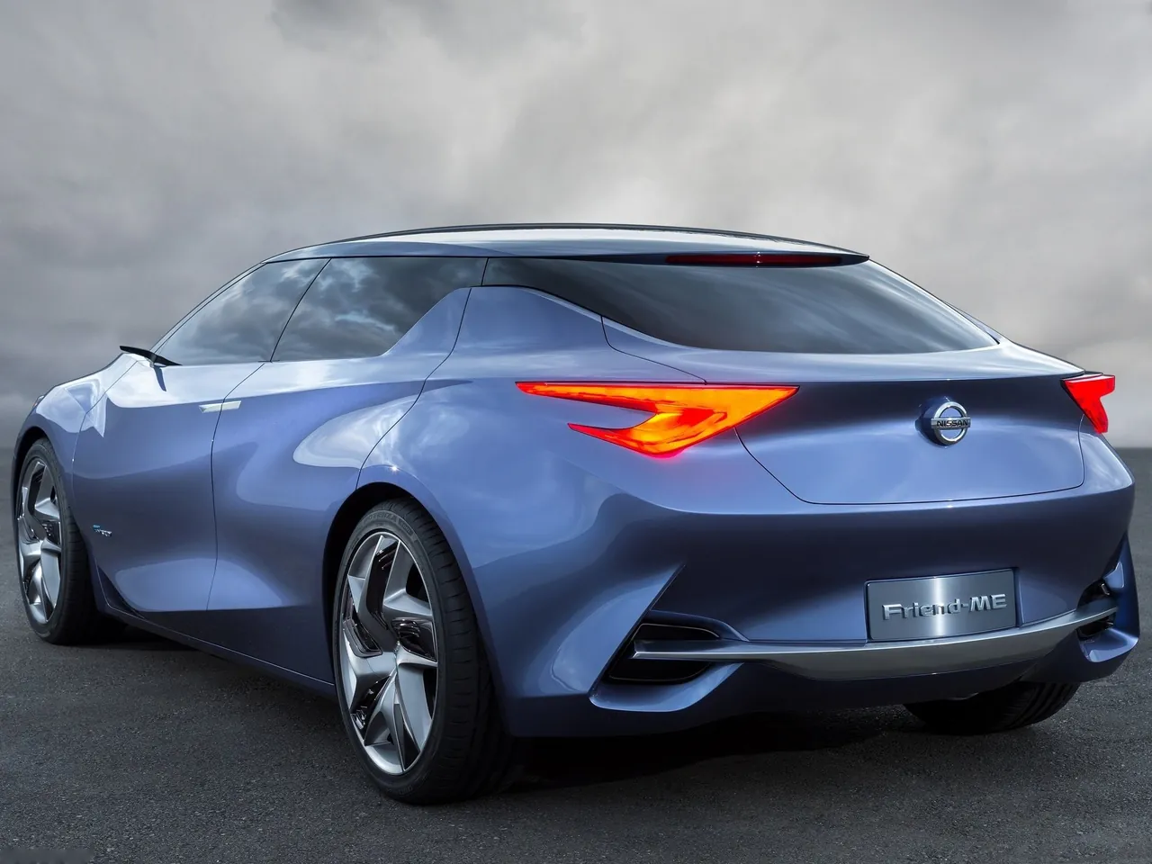 Nissan Friend-ME Concept (2013) – zadní tříčtvrteční pohled