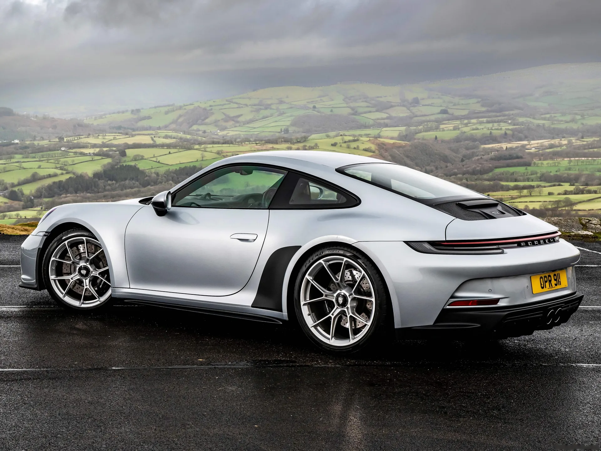 Porsche 911 GT3 Touring [UK] (2022) – zadní tříčtvrteční pohled