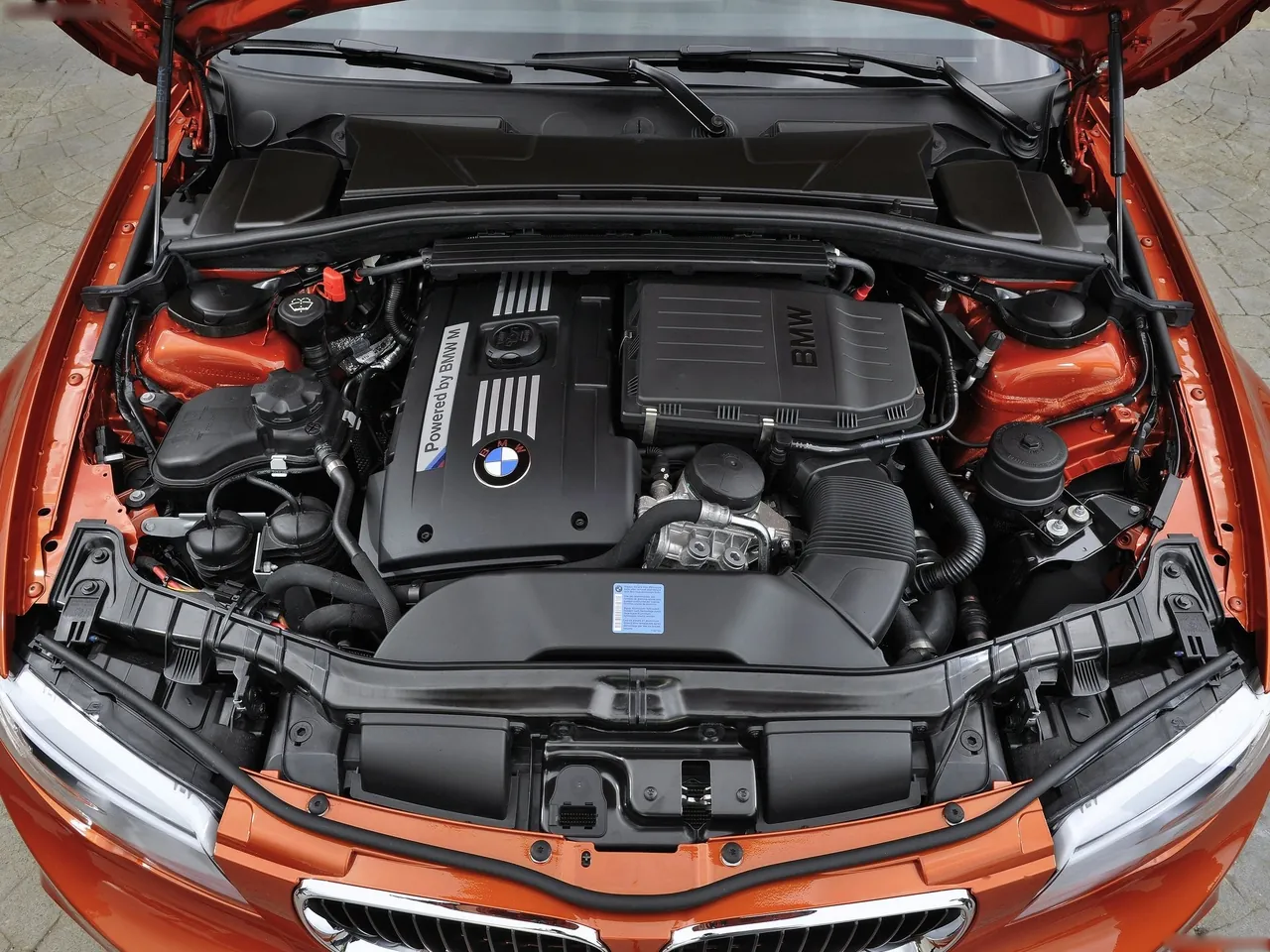 BMW 1-Series M Coupe (2011) – motorový prostor