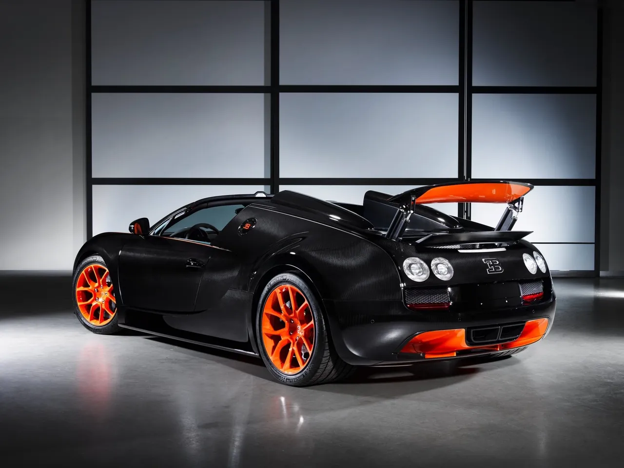 Bugatti Veyron Grand Sport Vitesse WRC (2013) – zadní tříčtvrteční pohled