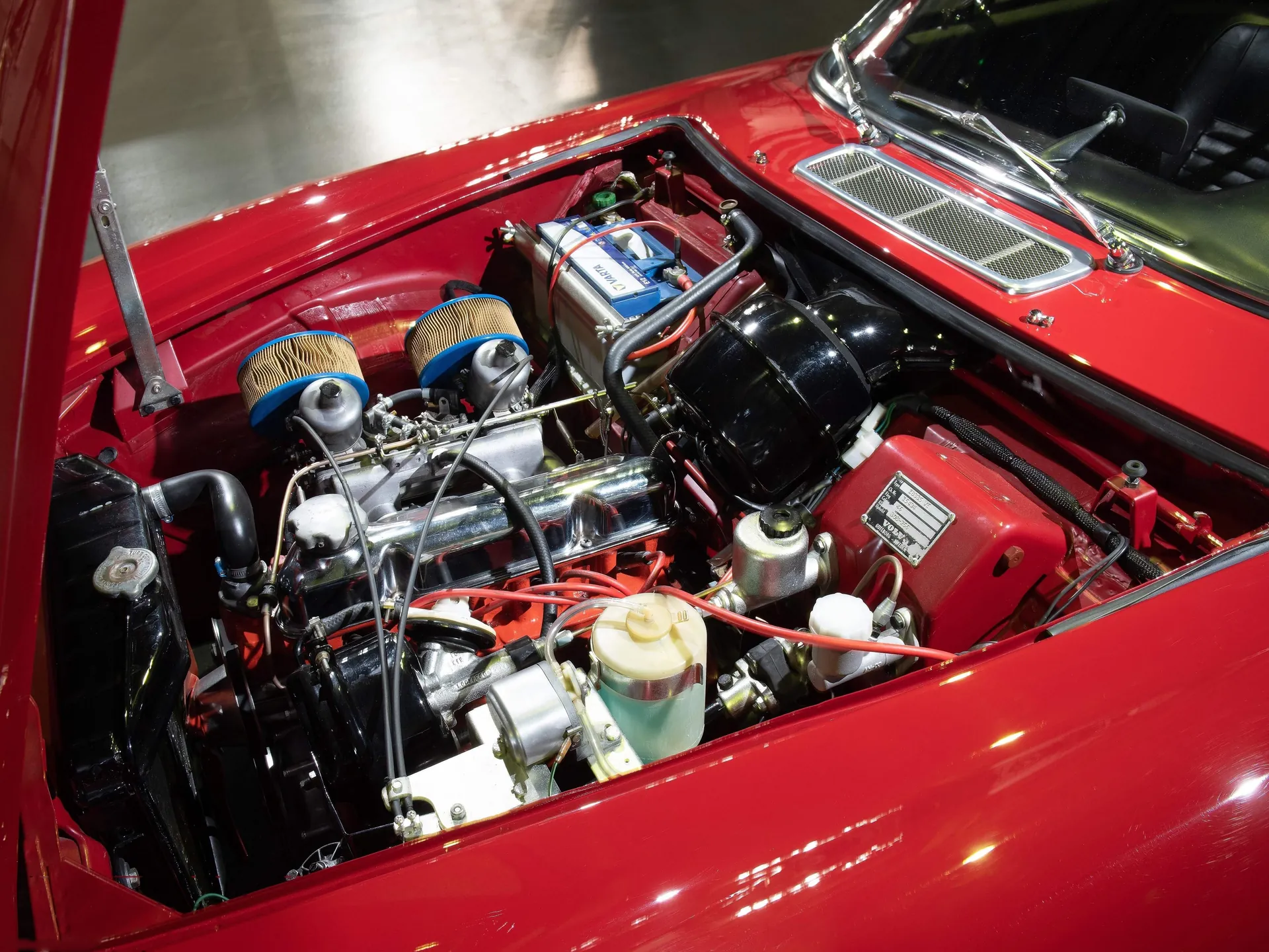 Volvo P1800 (1966) – motorový prostor