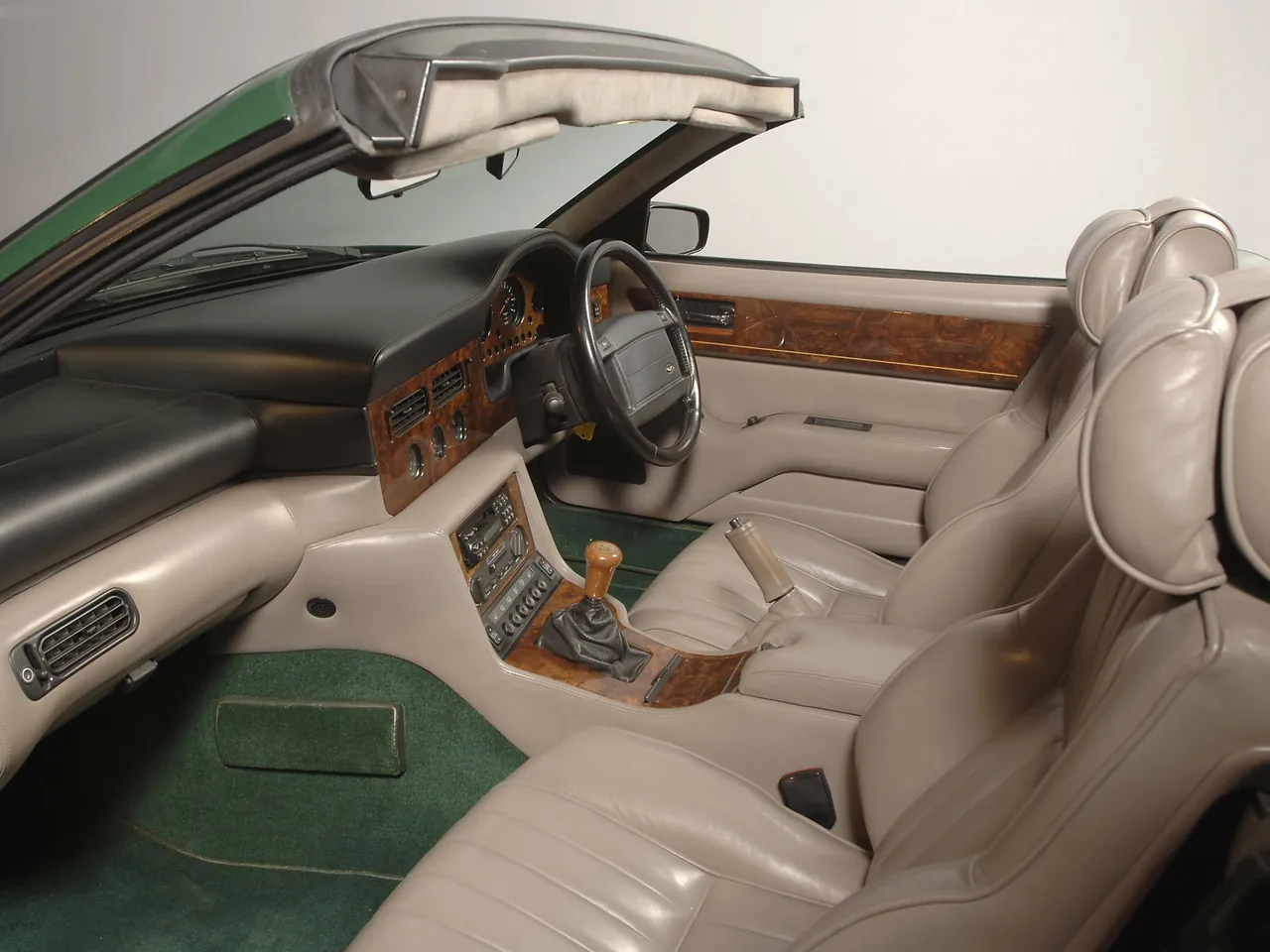 Aston Martin Virage Volante (1990) – interiér