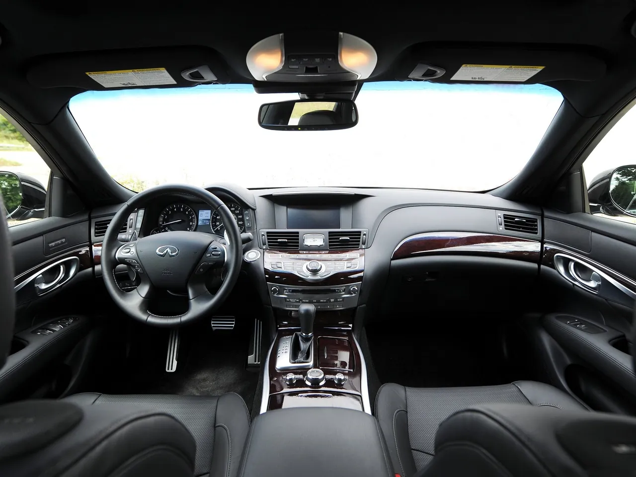 Infiniti Q70L (2015) - Interior