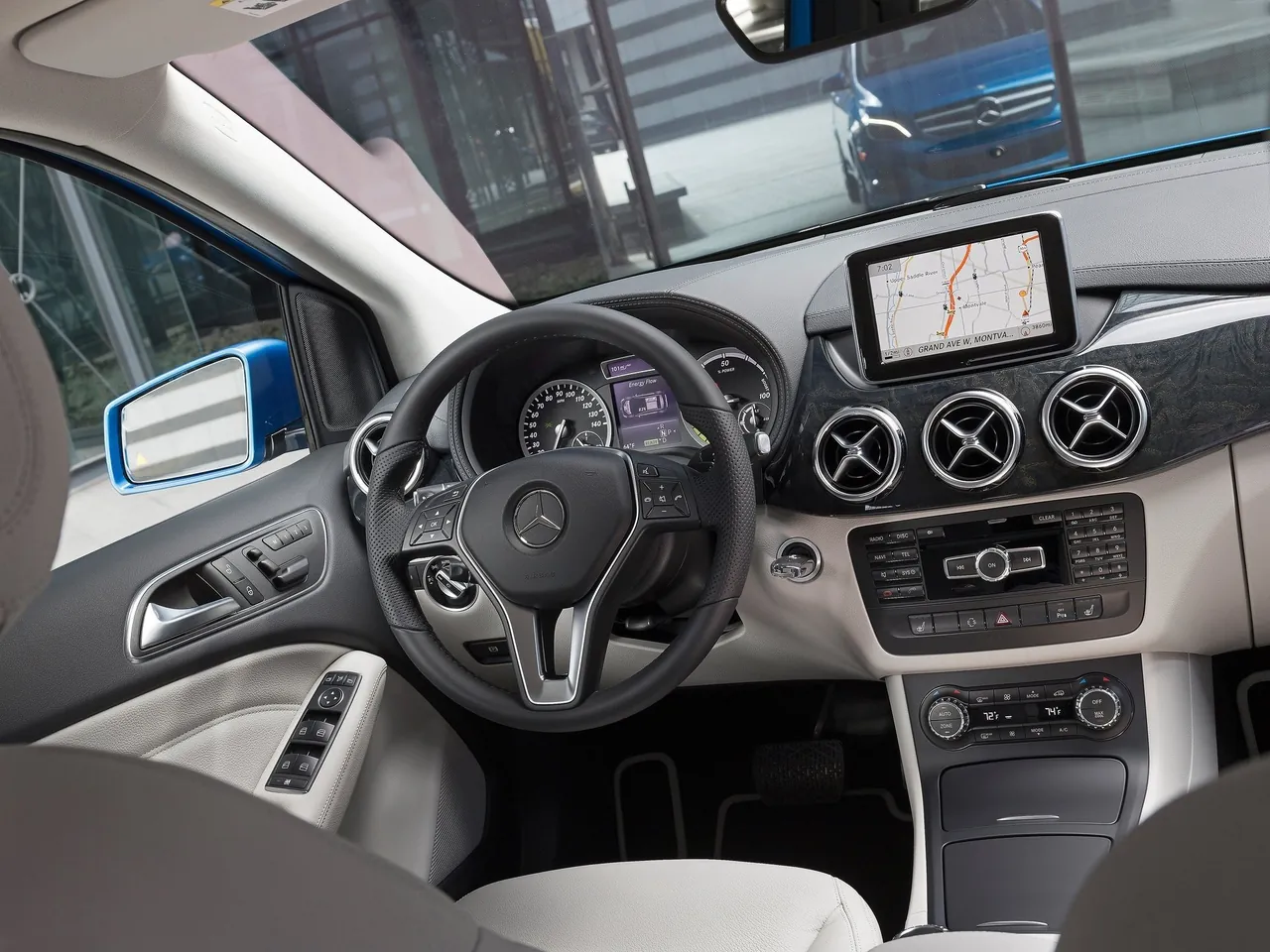 Mercedes-Benz B-Class Electric Drive (2015) - Interior